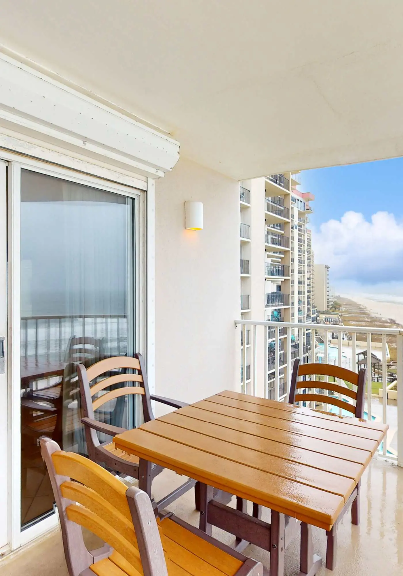 Gulf & Beachfront Condo wBalcony, Central AC, Shared Hot Tub, Pools, Free WiFi
