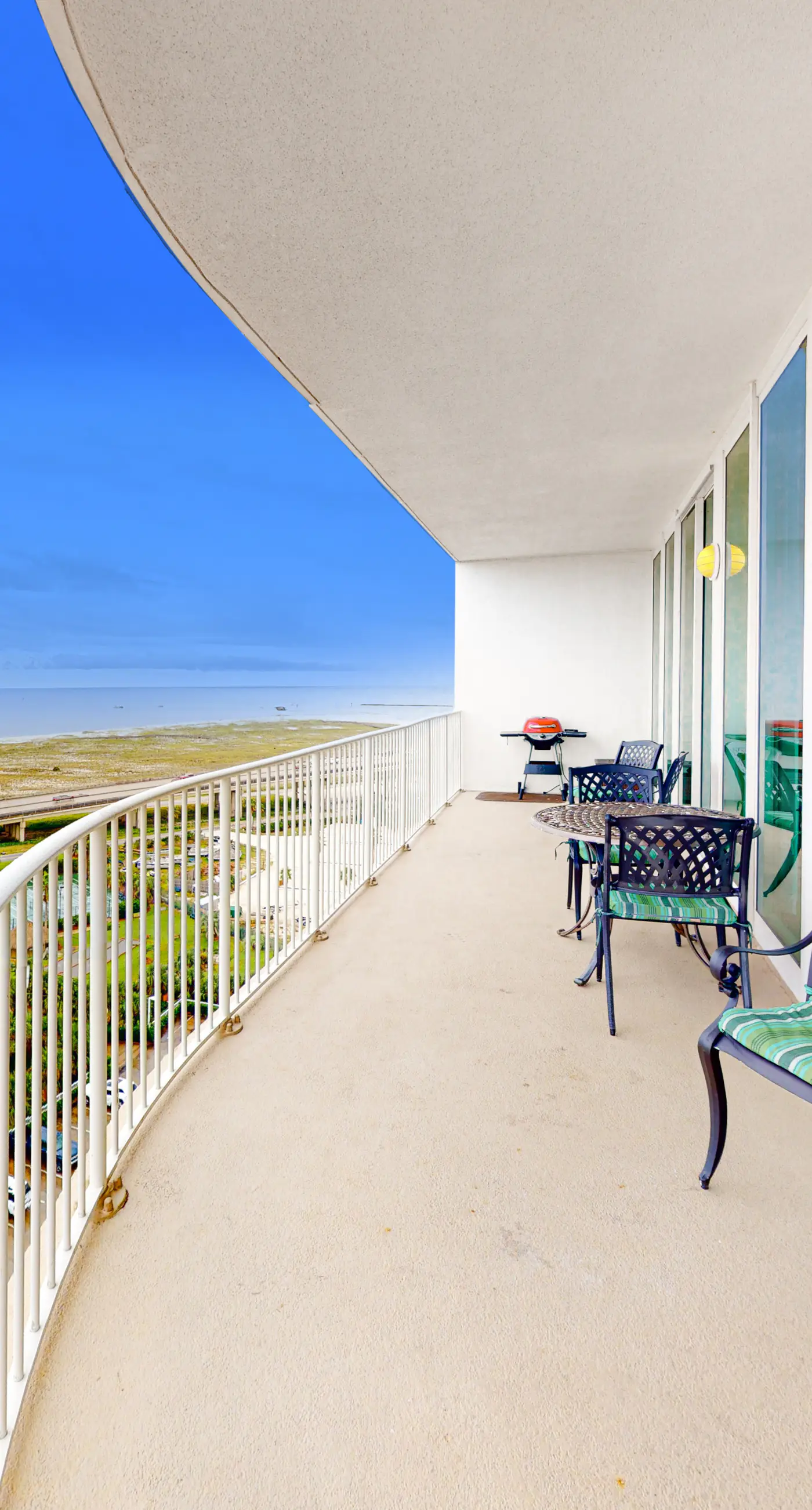 Beachfront 13th-floor condo with balcony, hot tubs, pools, & tennis courts