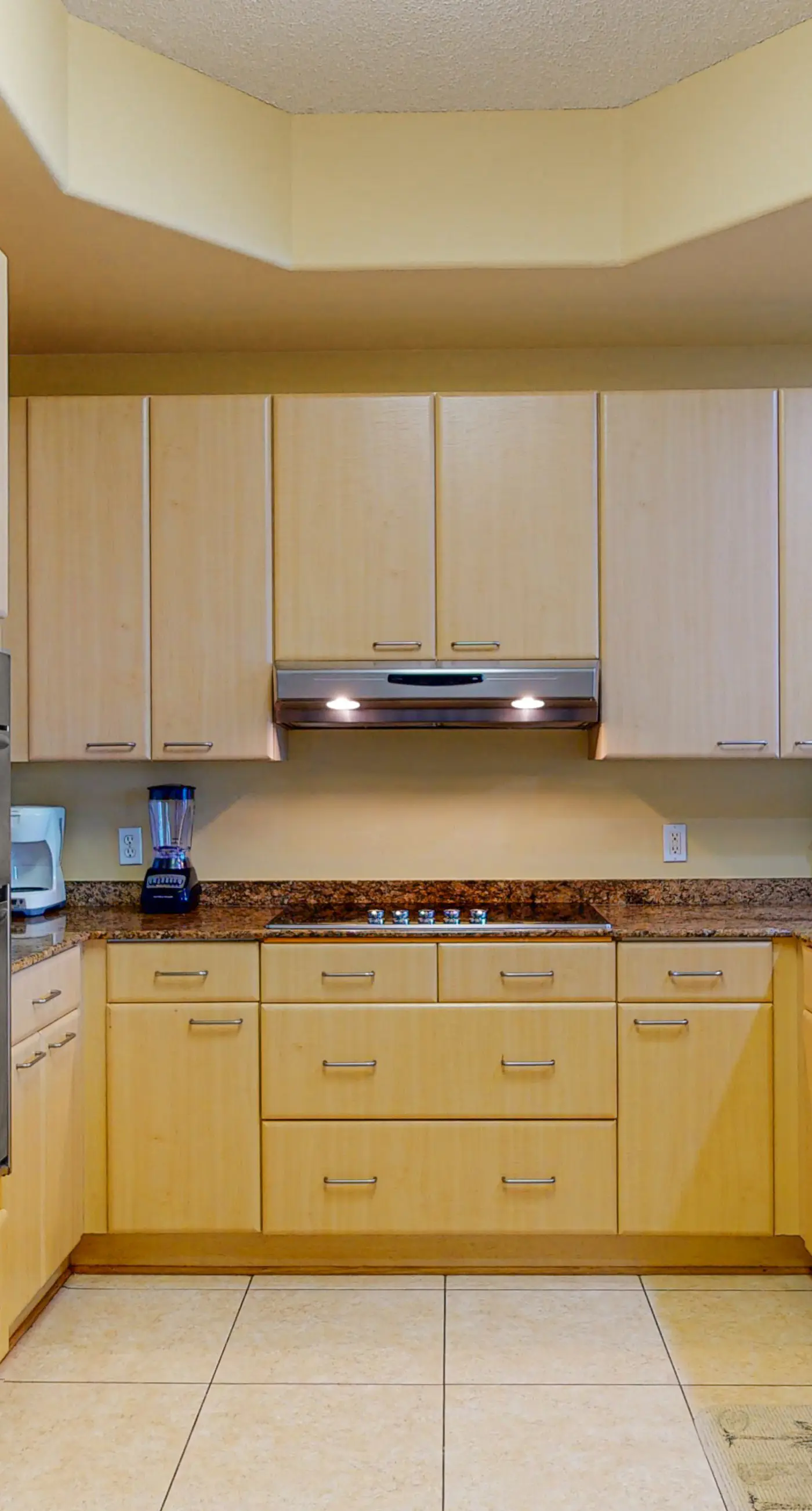 Beachfront 13th-floor condo with balcony, hot tubs, pools, & tennis courts