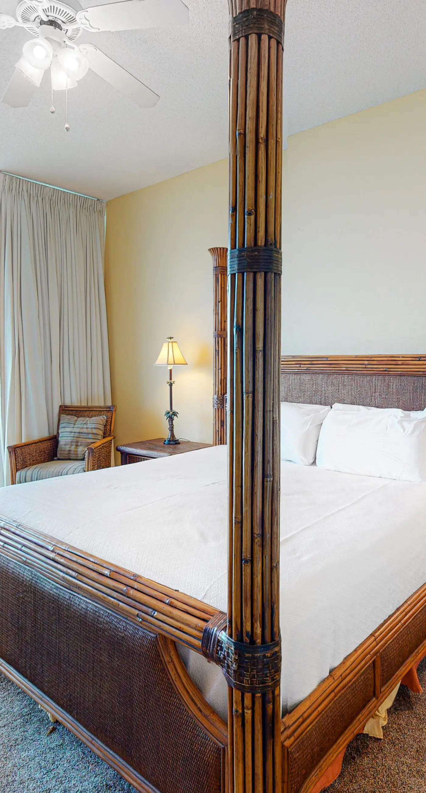 Beachfront 13th-floor condo with balcony, hot tubs, pools, & tennis courts