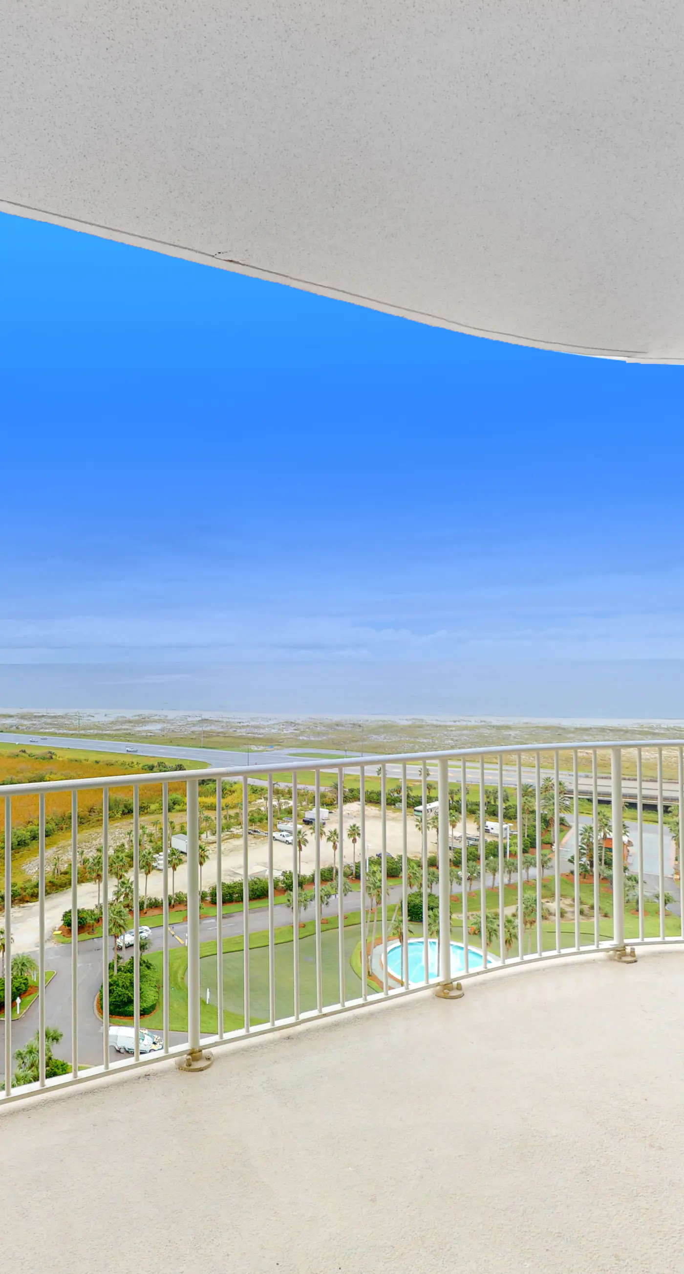 Beachfront 13th-floor condo with balcony, hot tubs, pools, & tennis courts