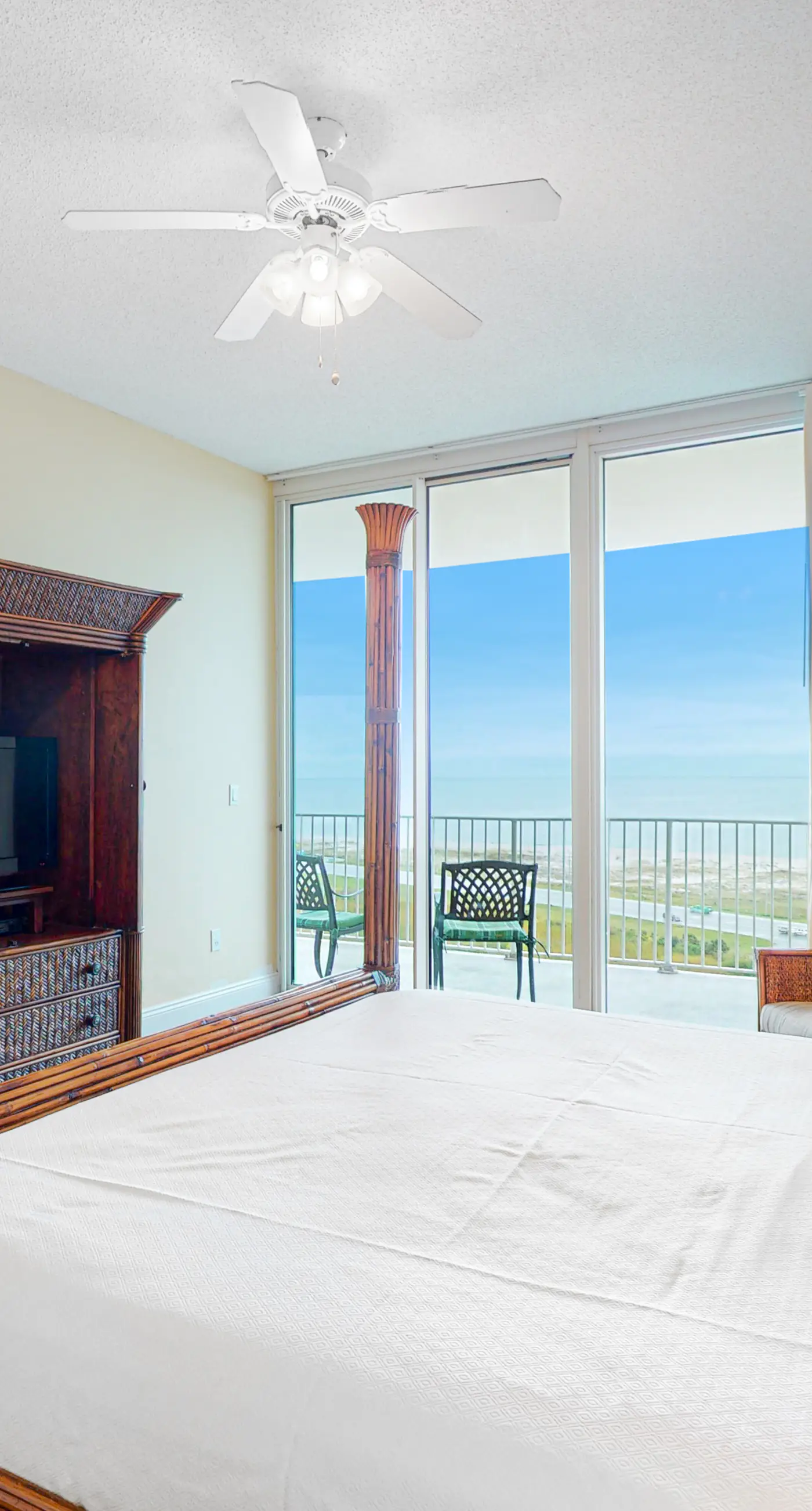 Beachfront 13th-floor condo with balcony, hot tubs, pools, & tennis courts