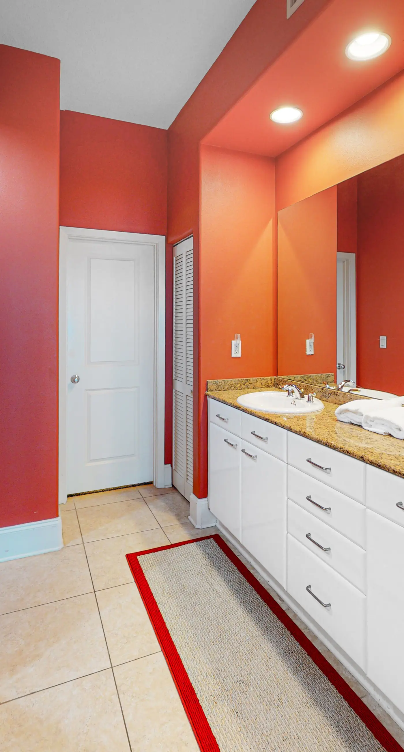 Beachfront 13th-floor condo with balcony, hot tubs, pools, & tennis courts