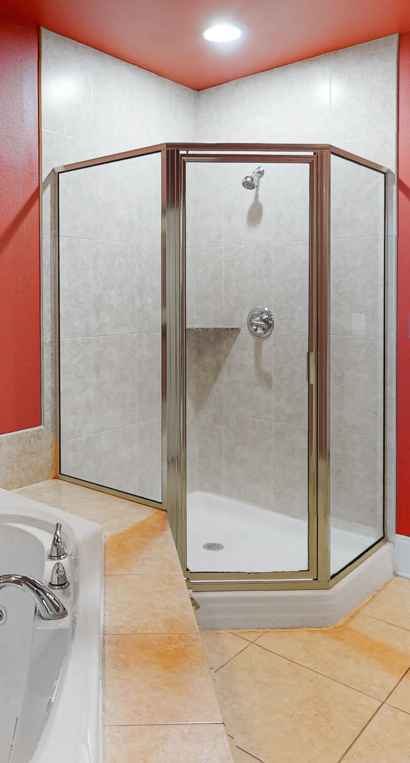 Beachfront 13th-floor condo with balcony, hot tubs, pools, & tennis courts