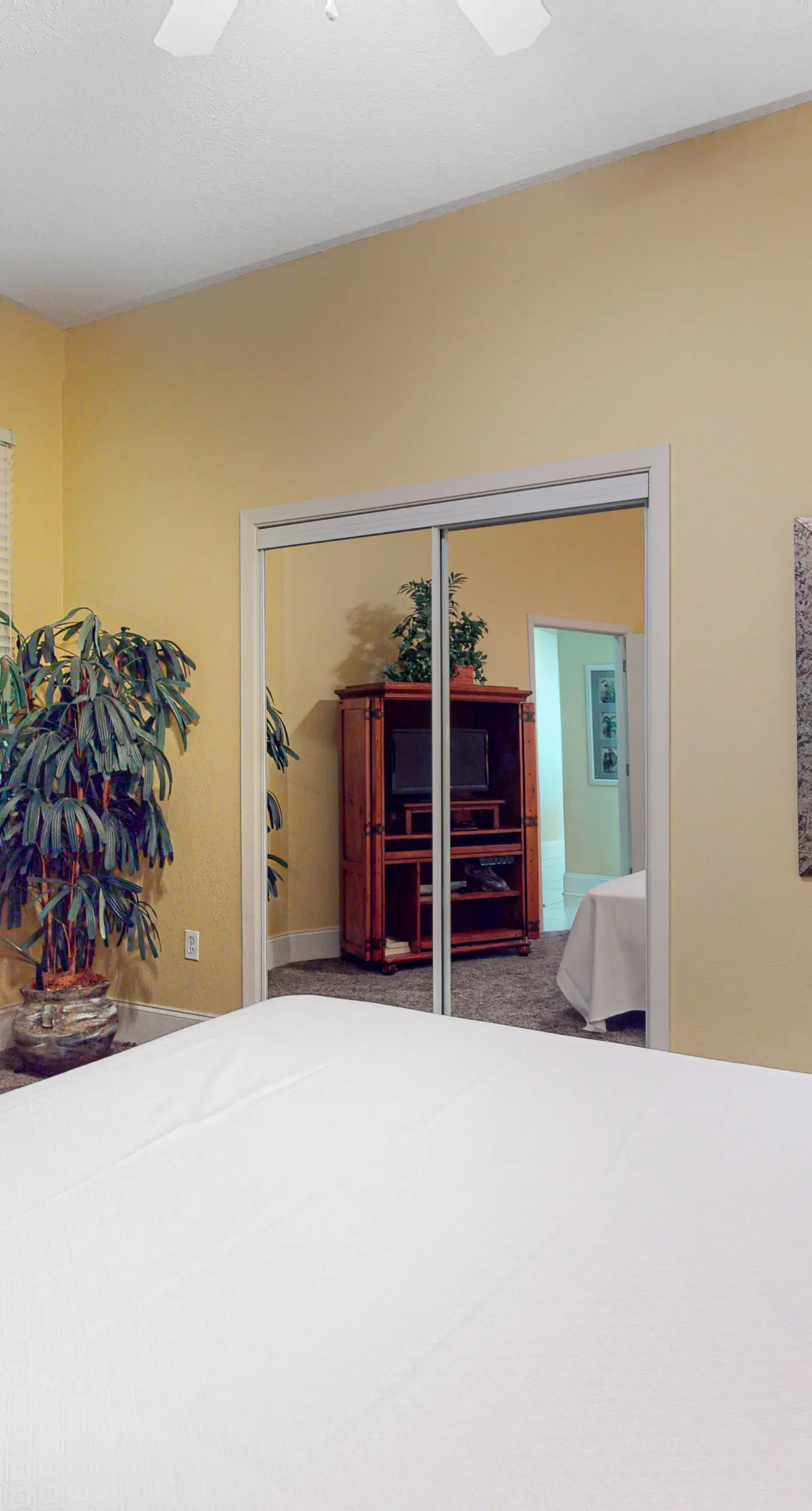 Beachfront 13th-floor condo with balcony, hot tubs, pools, & tennis courts