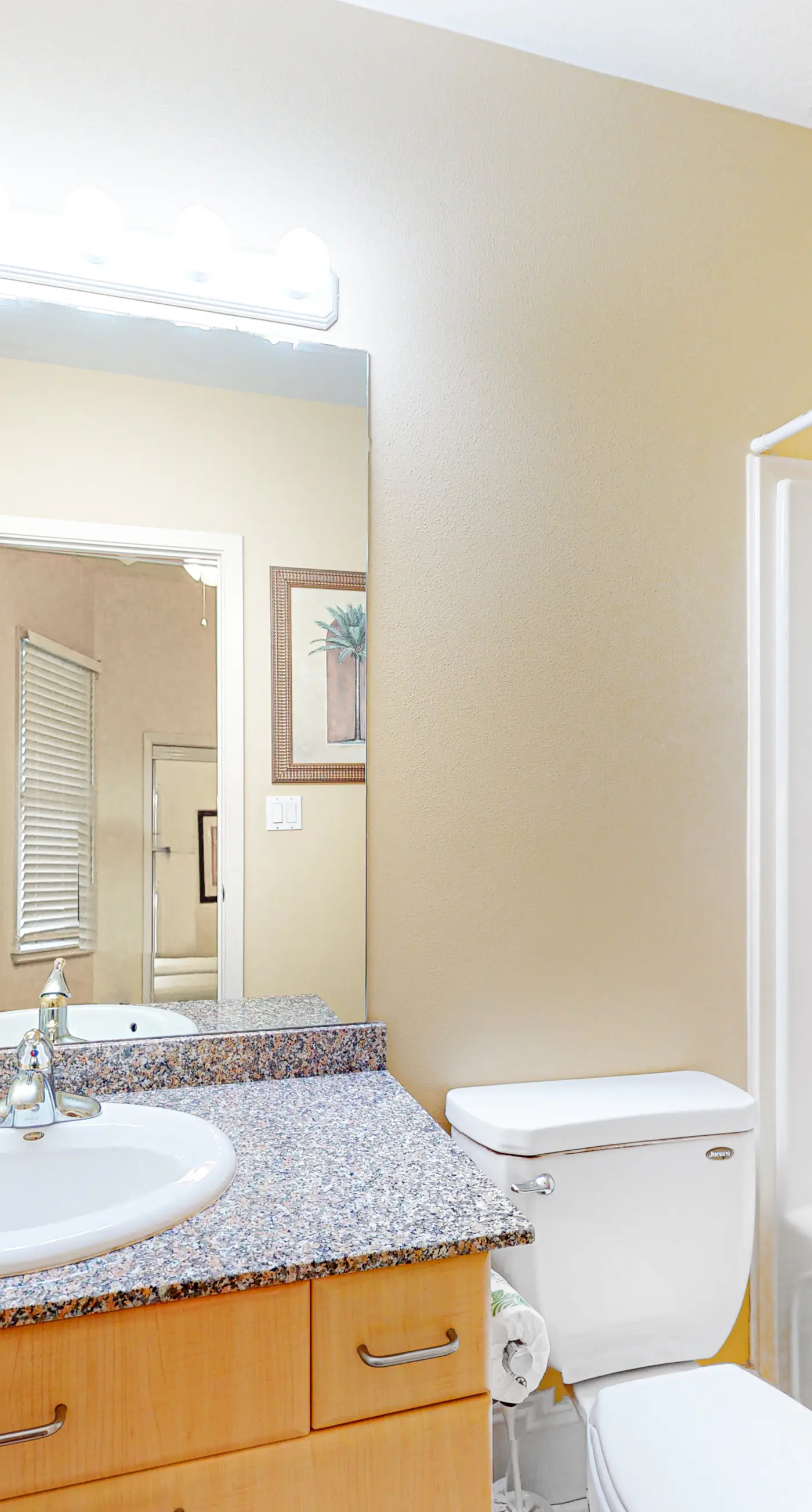 Beachfront 13th-floor condo with balcony, hot tubs, pools, & tennis courts