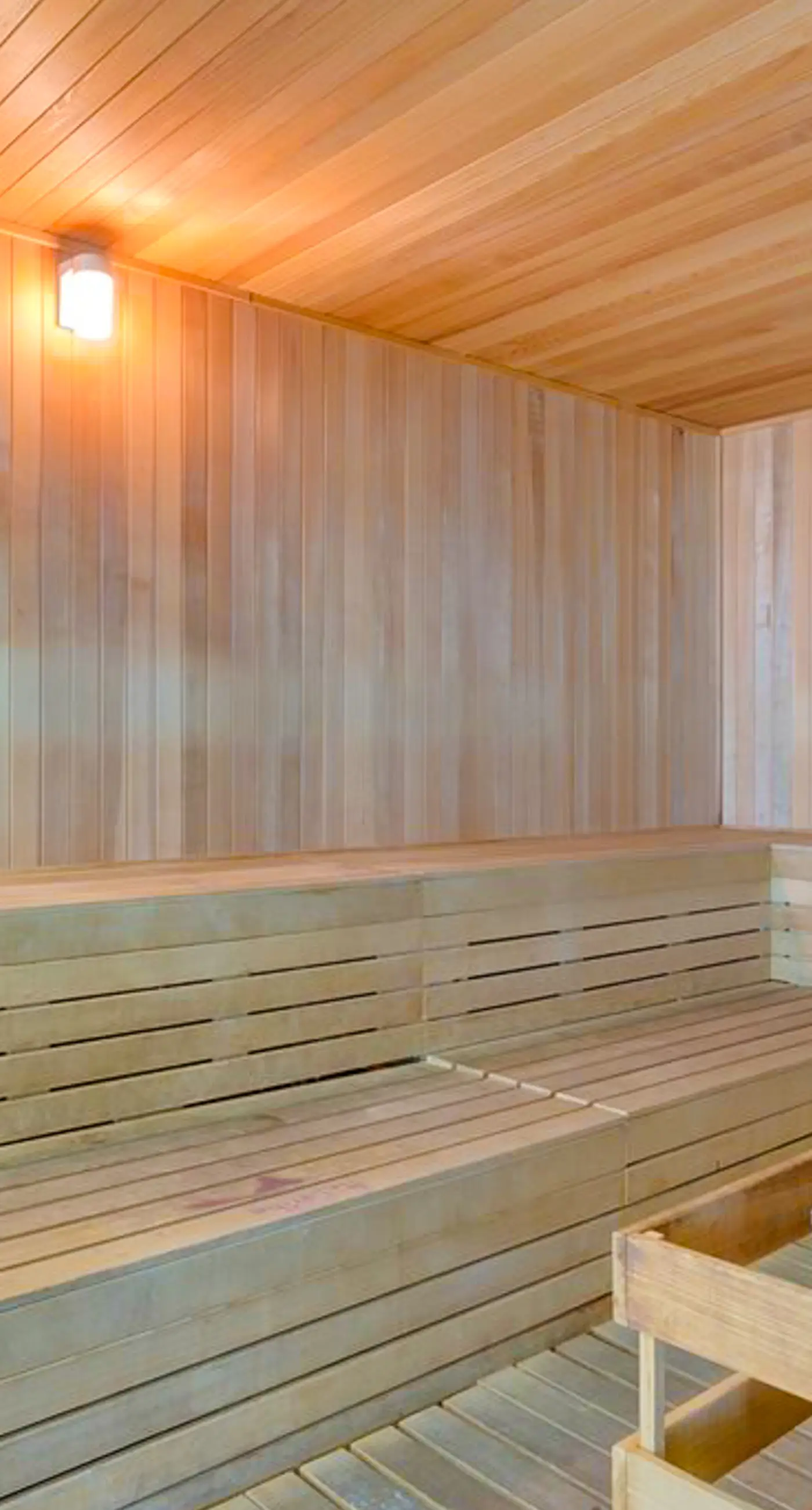 Beachfront 13th-floor condo with balcony, hot tubs, pools, & tennis courts