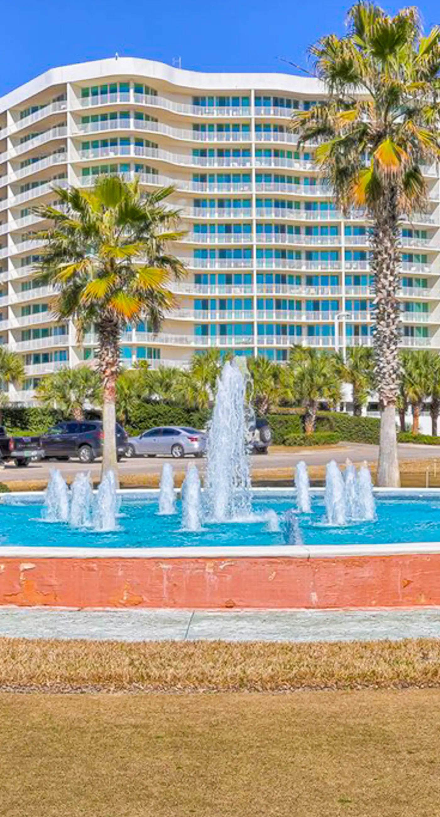 Beachfront 13th-floor condo with balcony, hot tubs, pools, & tennis courts