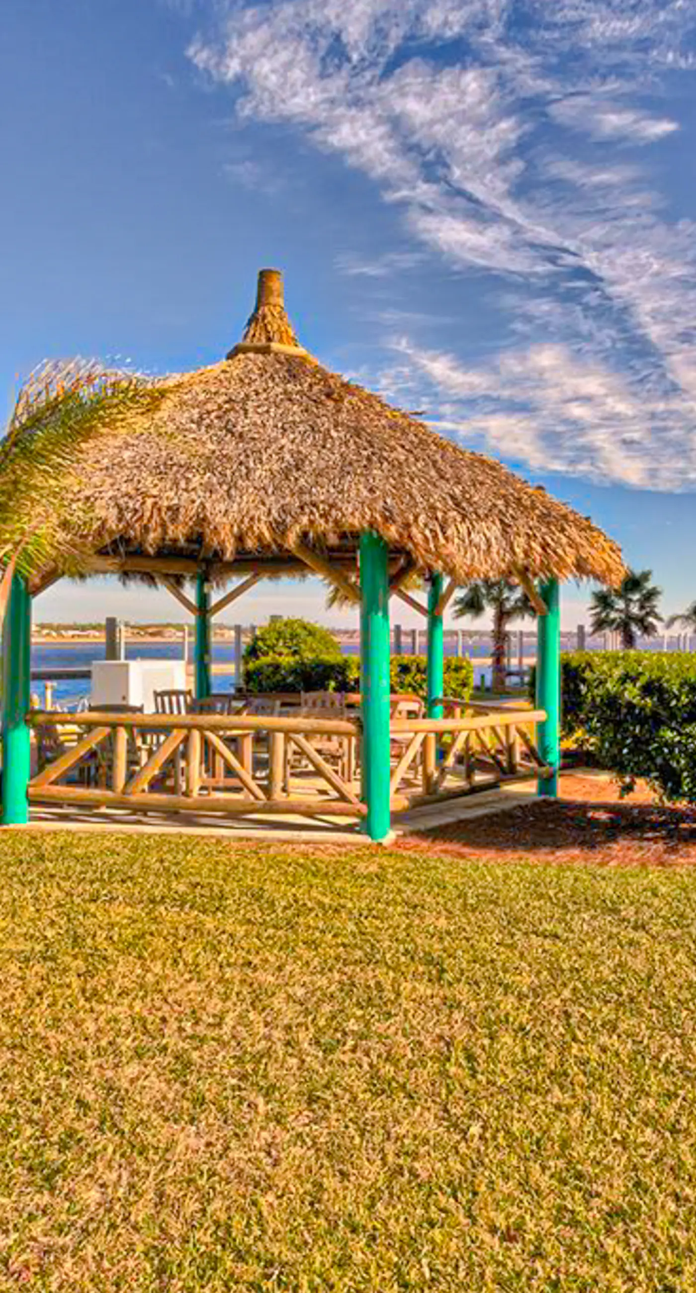 Beachfront 13th-floor condo with balcony, hot tubs, pools, & tennis courts