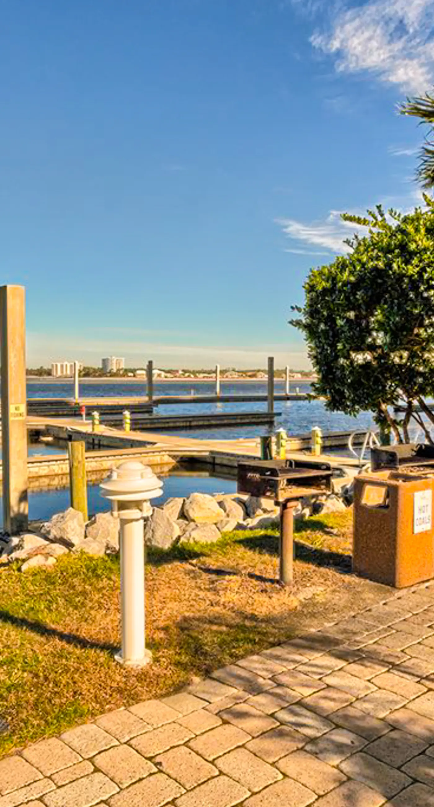 Beachfront 13th-floor condo with balcony, hot tubs, pools, & tennis courts