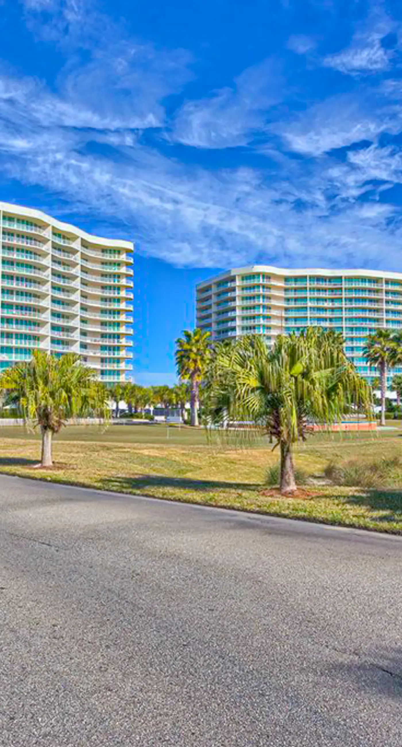 Beachfront 13th-floor condo with balcony, hot tubs, pools, & tennis courts