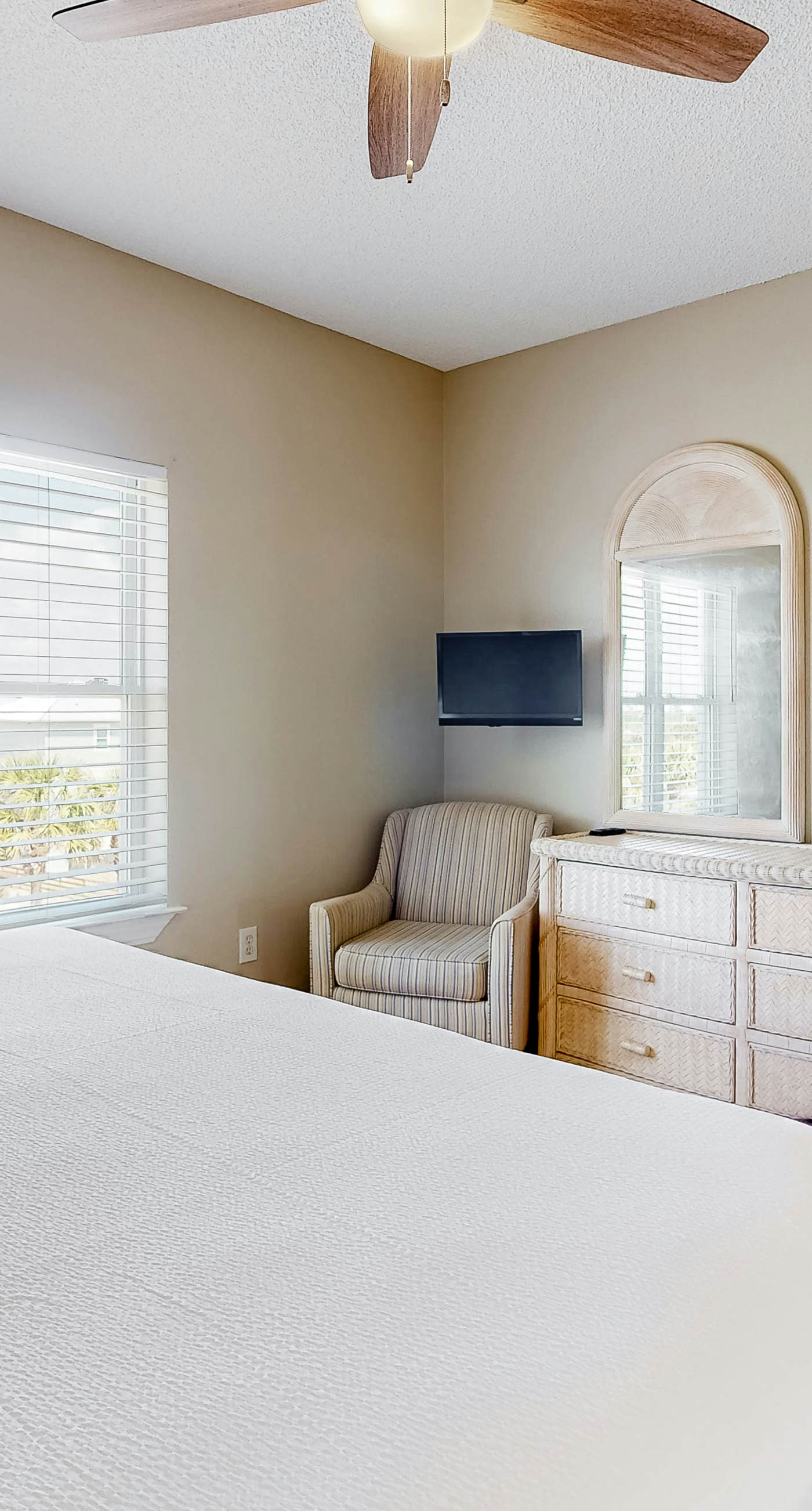 Large beachfront home with pool, deck & AC - wedding-friendly