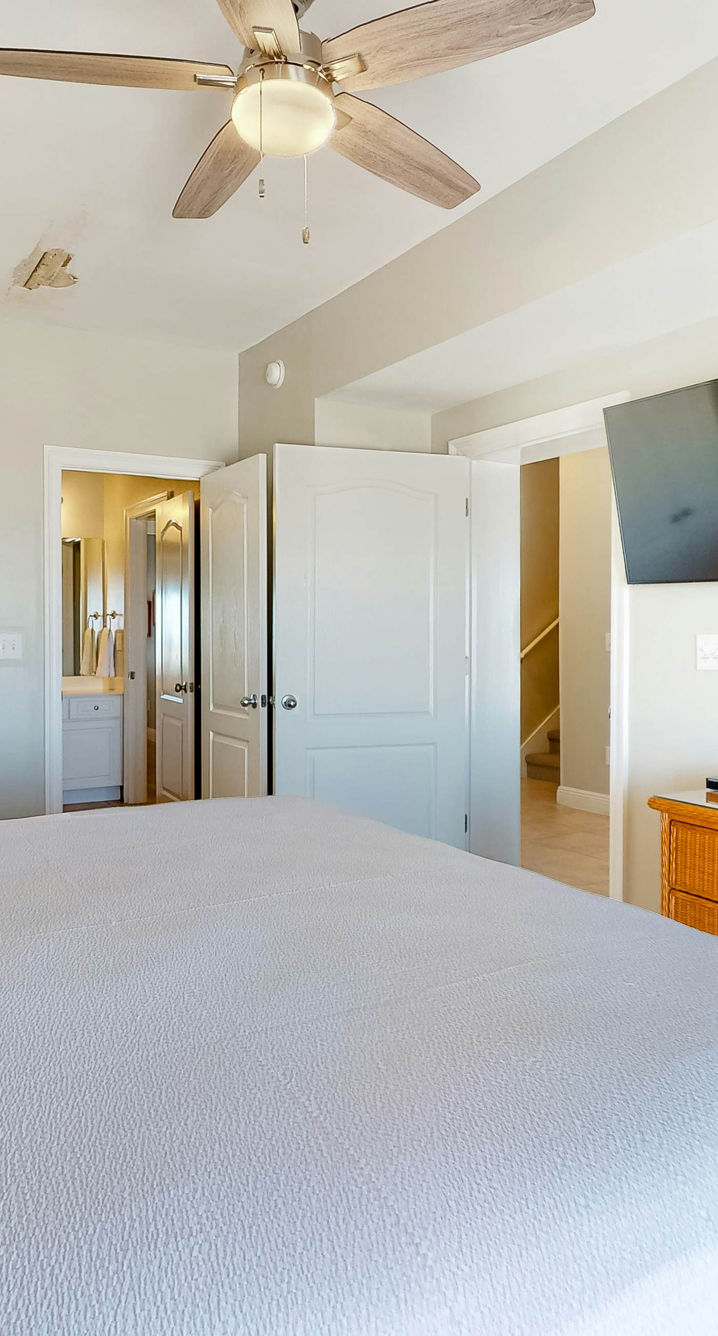 Large beachfront home with pool, deck & AC - wedding-friendly