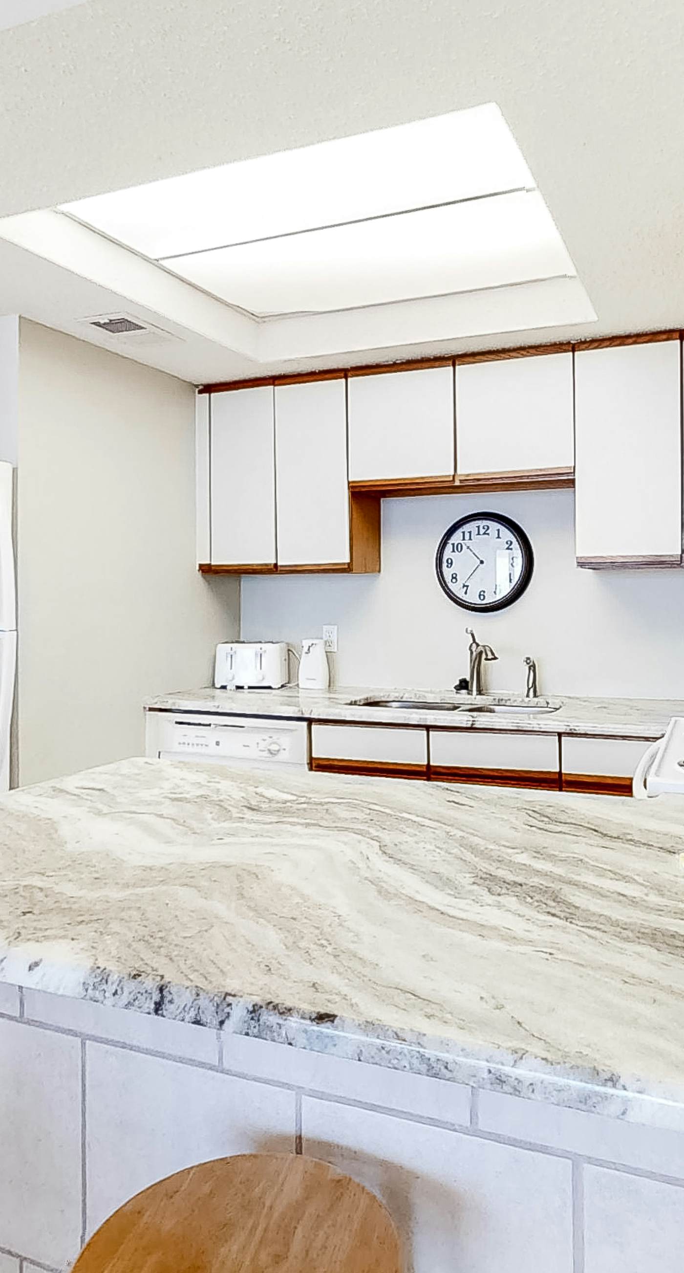 Beachfront Condo with Gulf View, Balcony, WiFi, AC & Shared Pools