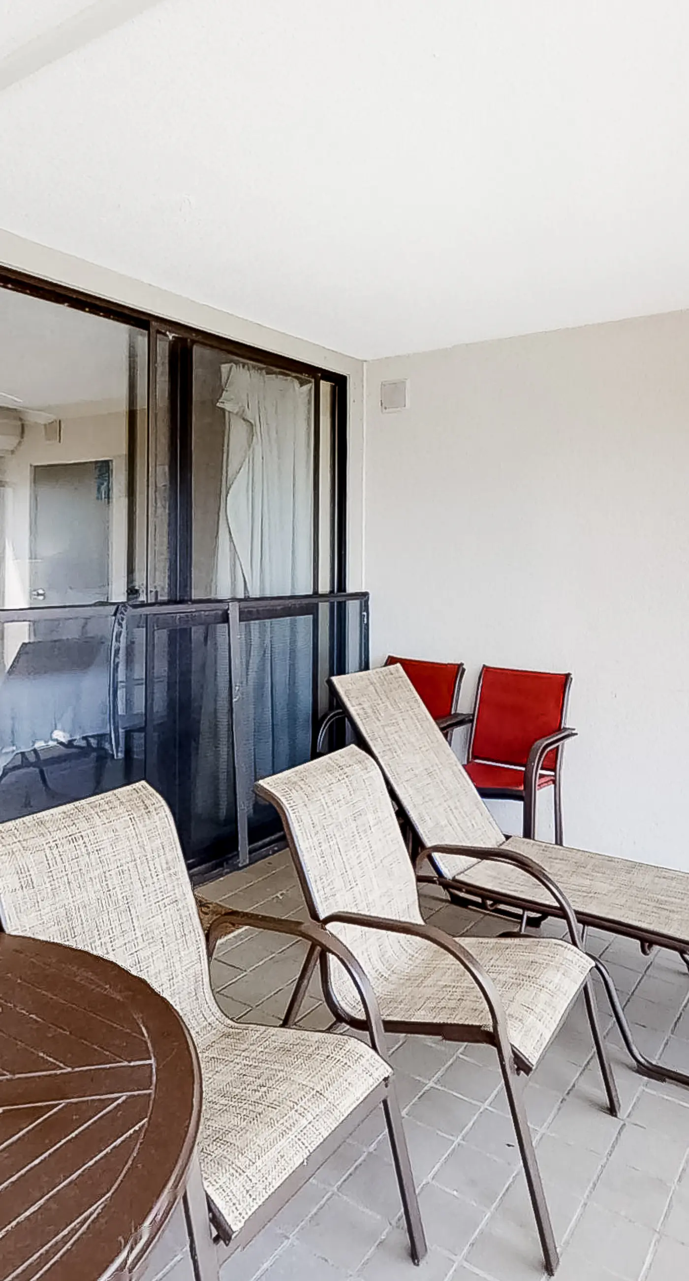 Garden-level, beachfront condo with patio, AC, pools, hot tub & tennis