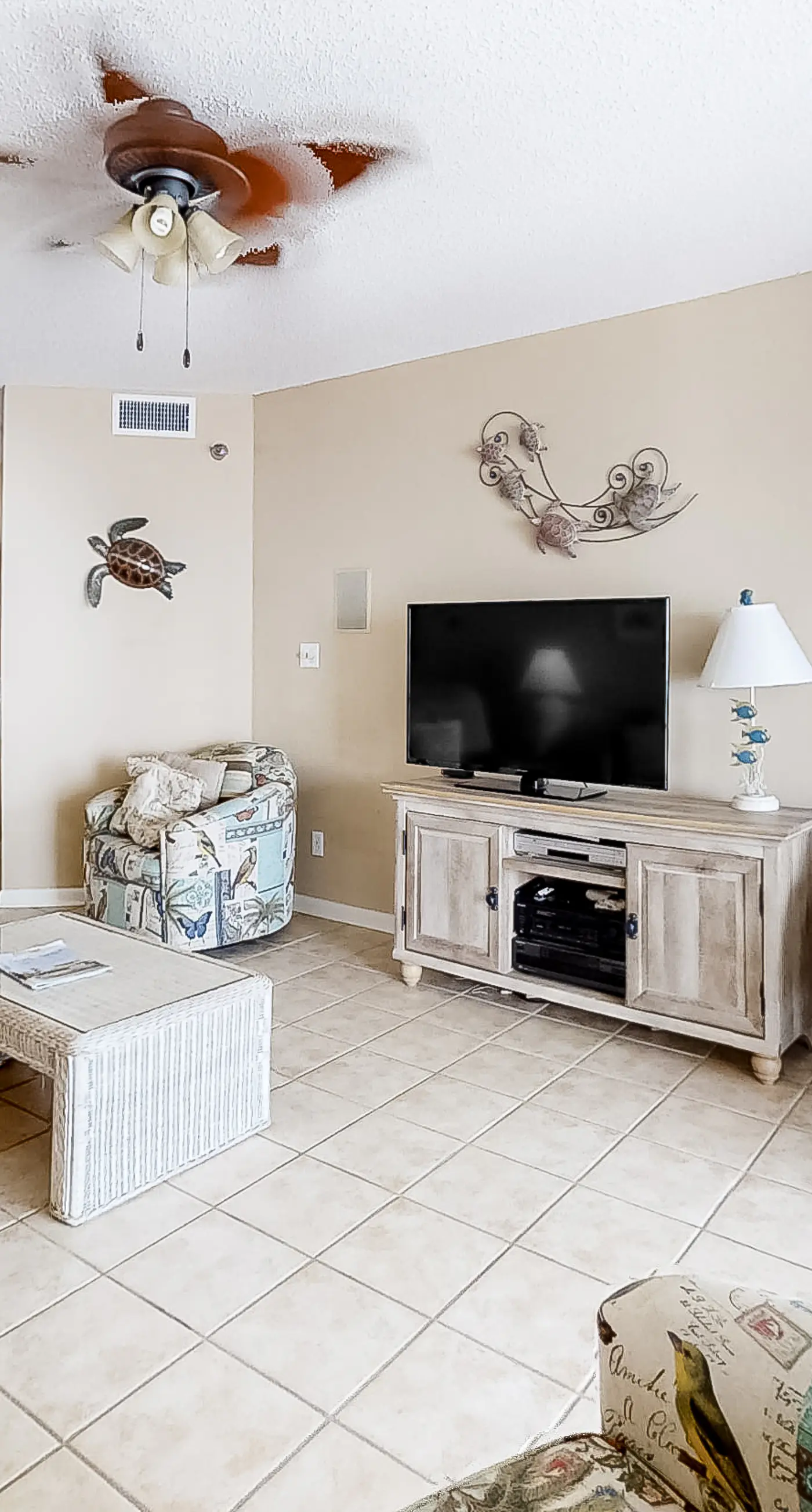 Garden-level, beachfront condo with patio, AC, pools, hot tub & tennis