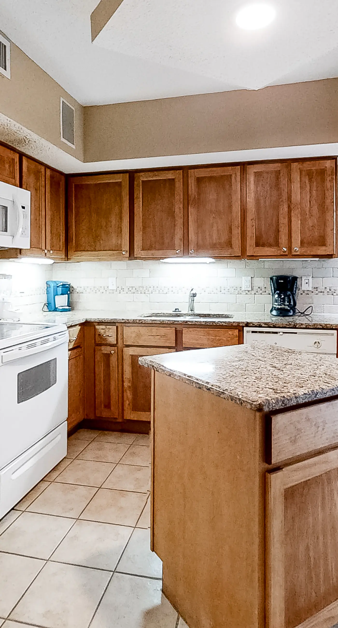 Garden-level, beachfront condo with patio, AC, pools, hot tub & tennis