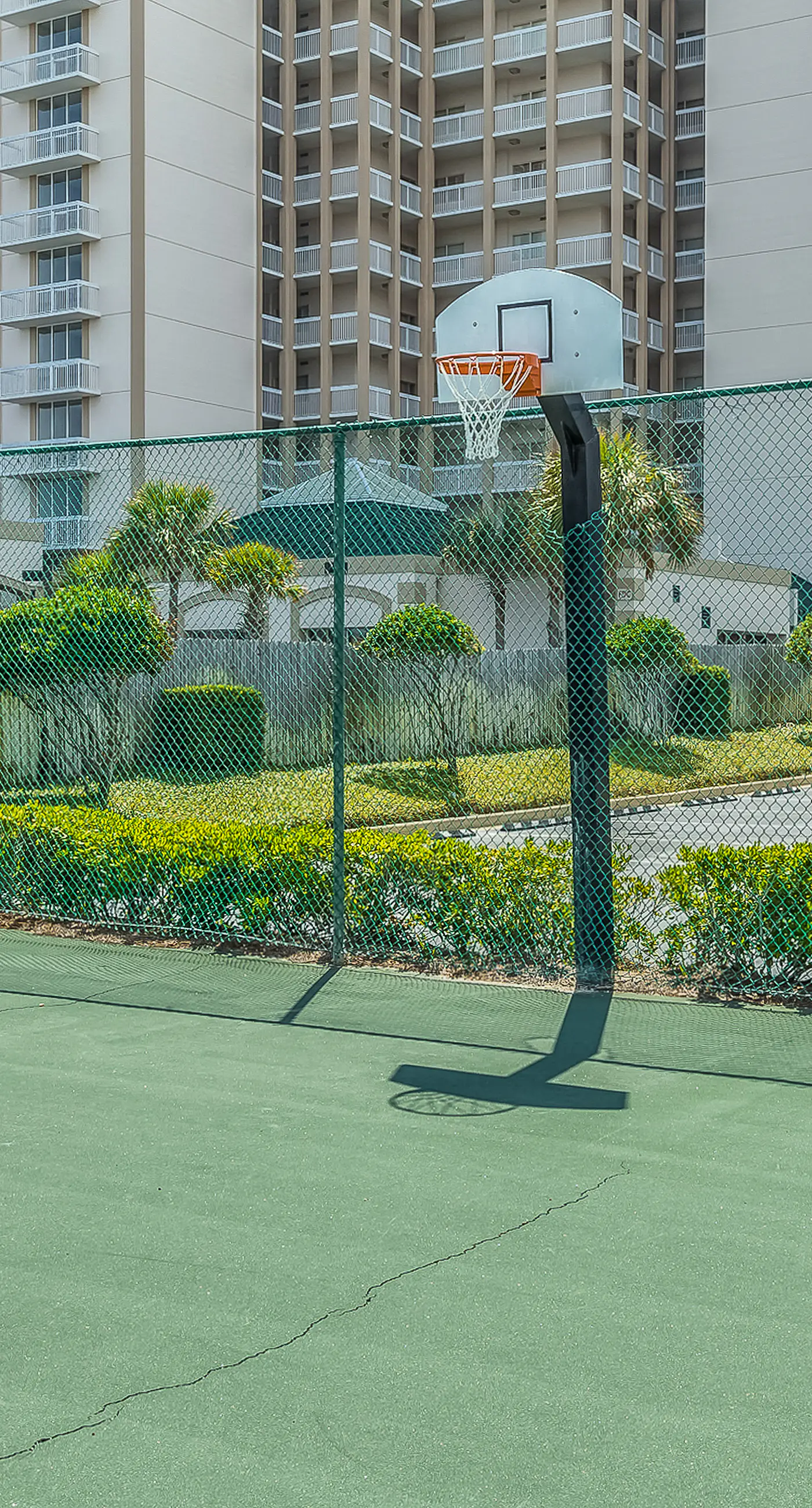 Garden-level, beachfront condo with patio, AC, pools, hot tub & tennis