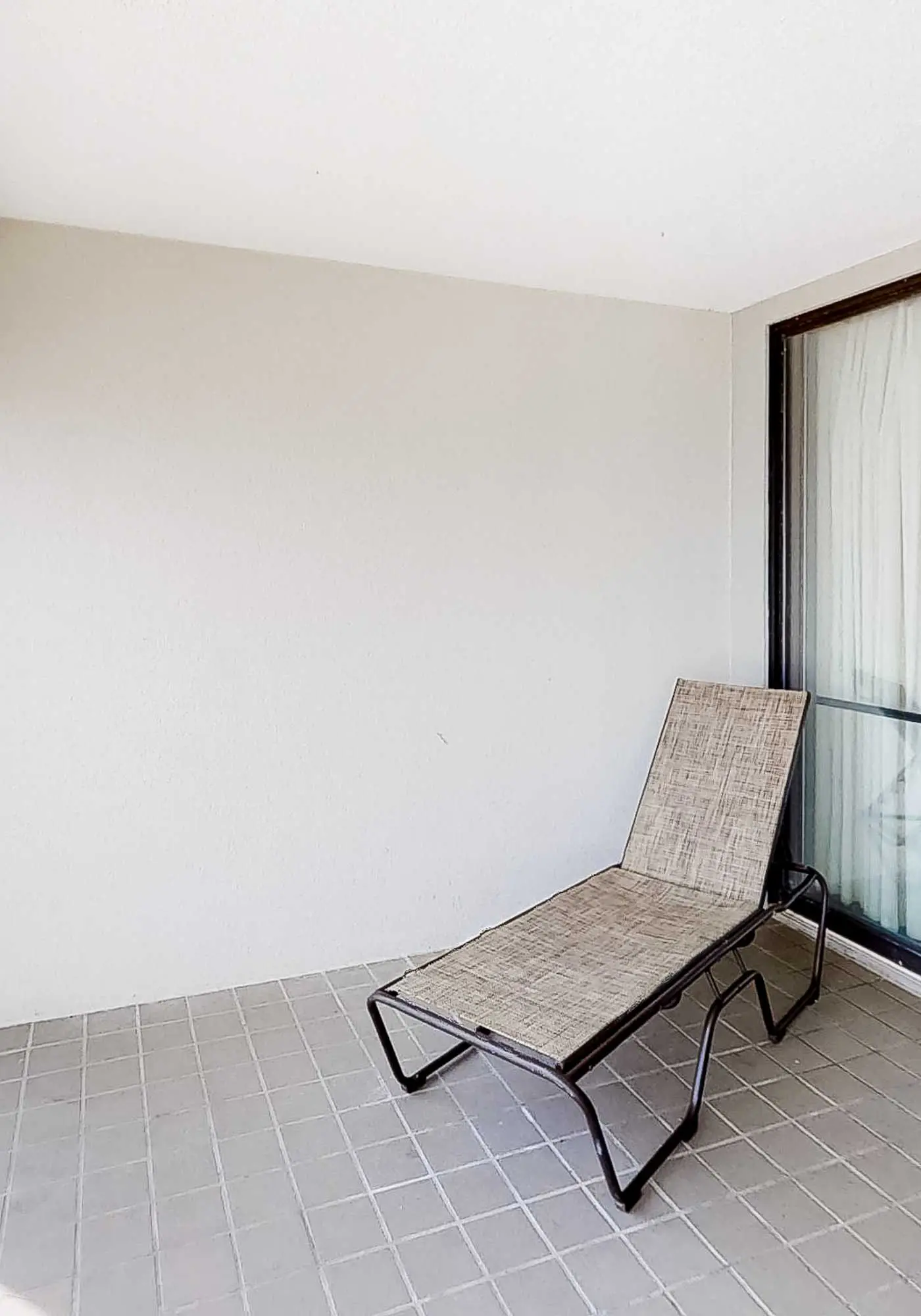 Garden-level, beachfront condo with patio, AC, pools, hot tub & tennis