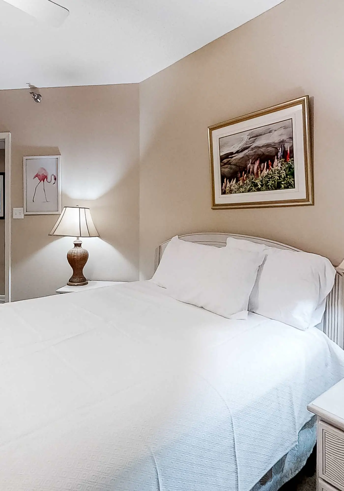 Garden-level, beachfront condo with patio, AC, pools, hot tub & tennis