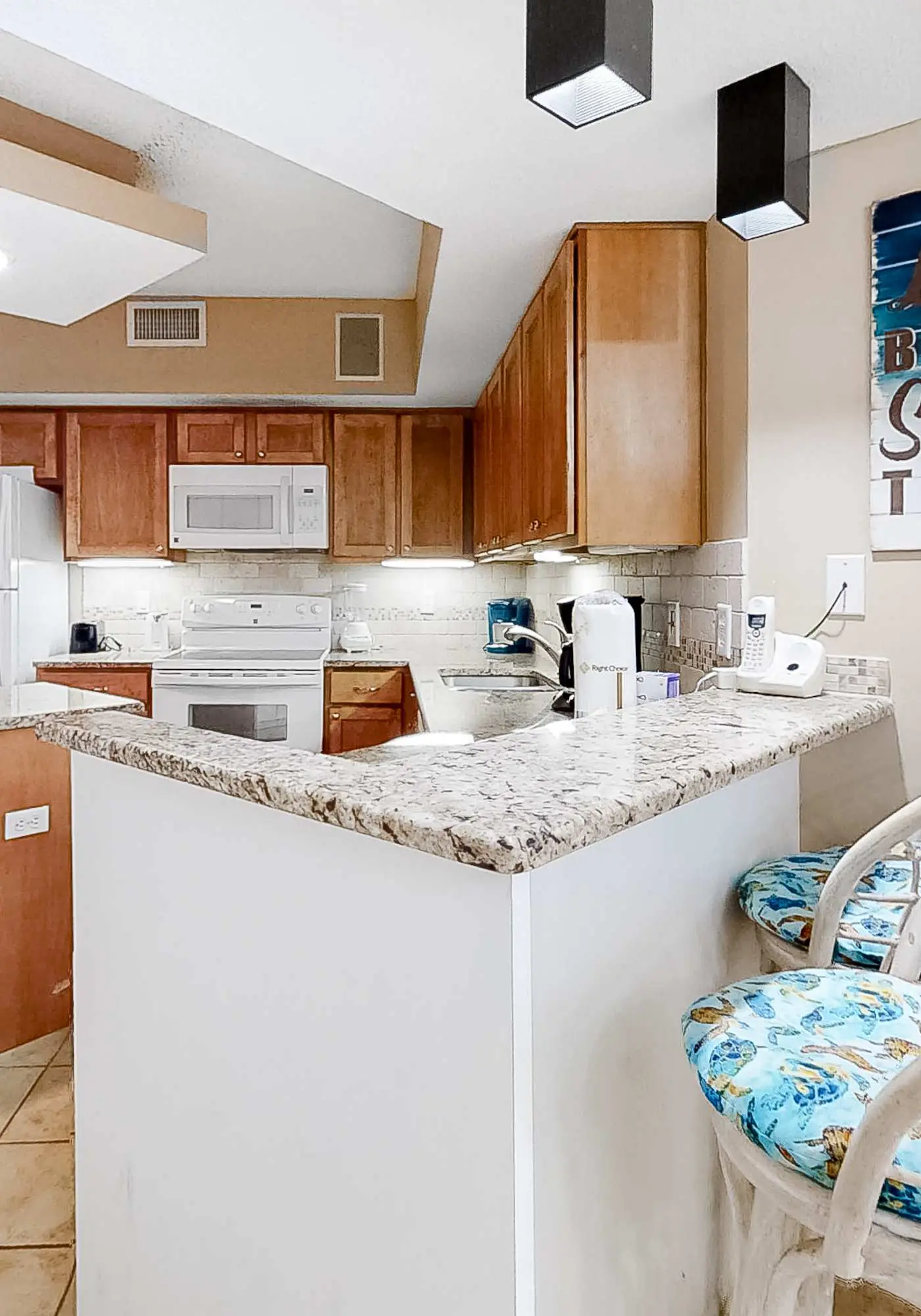 Garden-level, beachfront condo with patio, AC, pools, hot tub & tennis