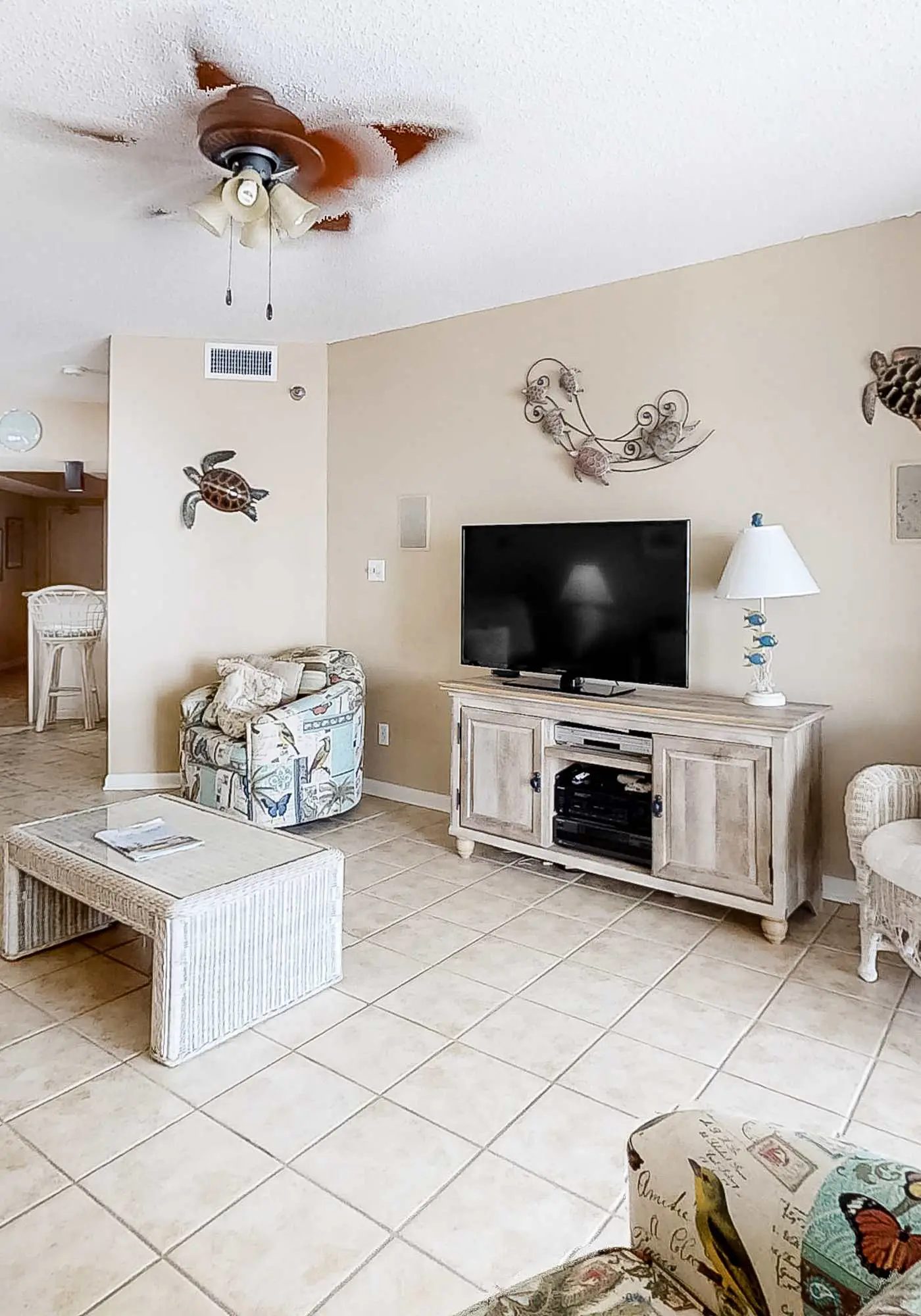 Garden-level, beachfront condo with patio, AC, pools, hot tub & tennis