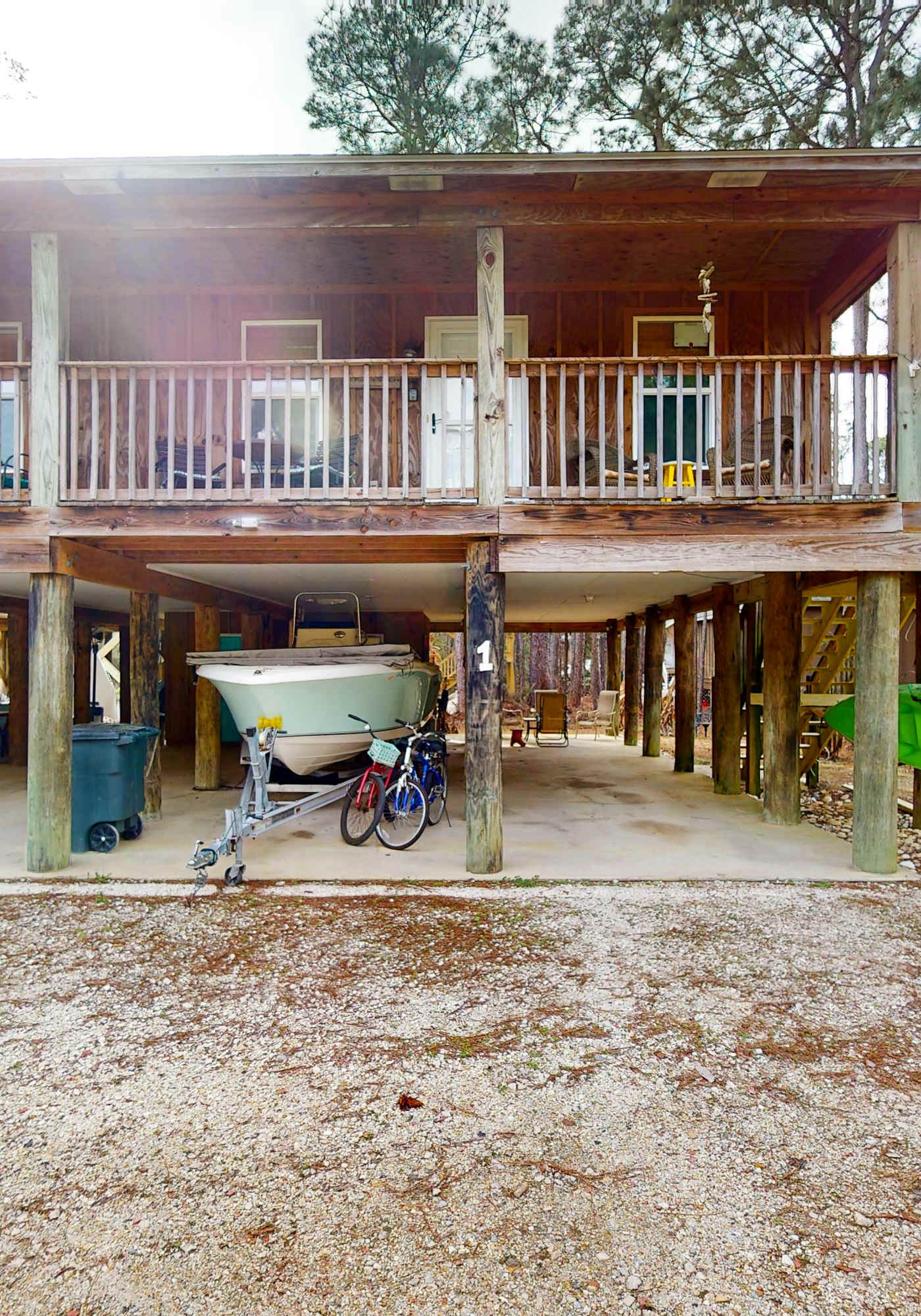 Vibrant townhome with deck, patio, balcony, washer/dryer, & WiFi - golf nearby