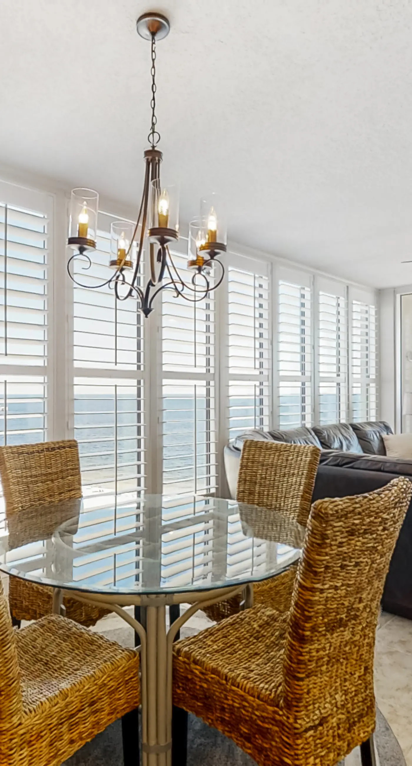 Beachfront condo with pool, hot tub, balcony, fitness room & amazing corner view