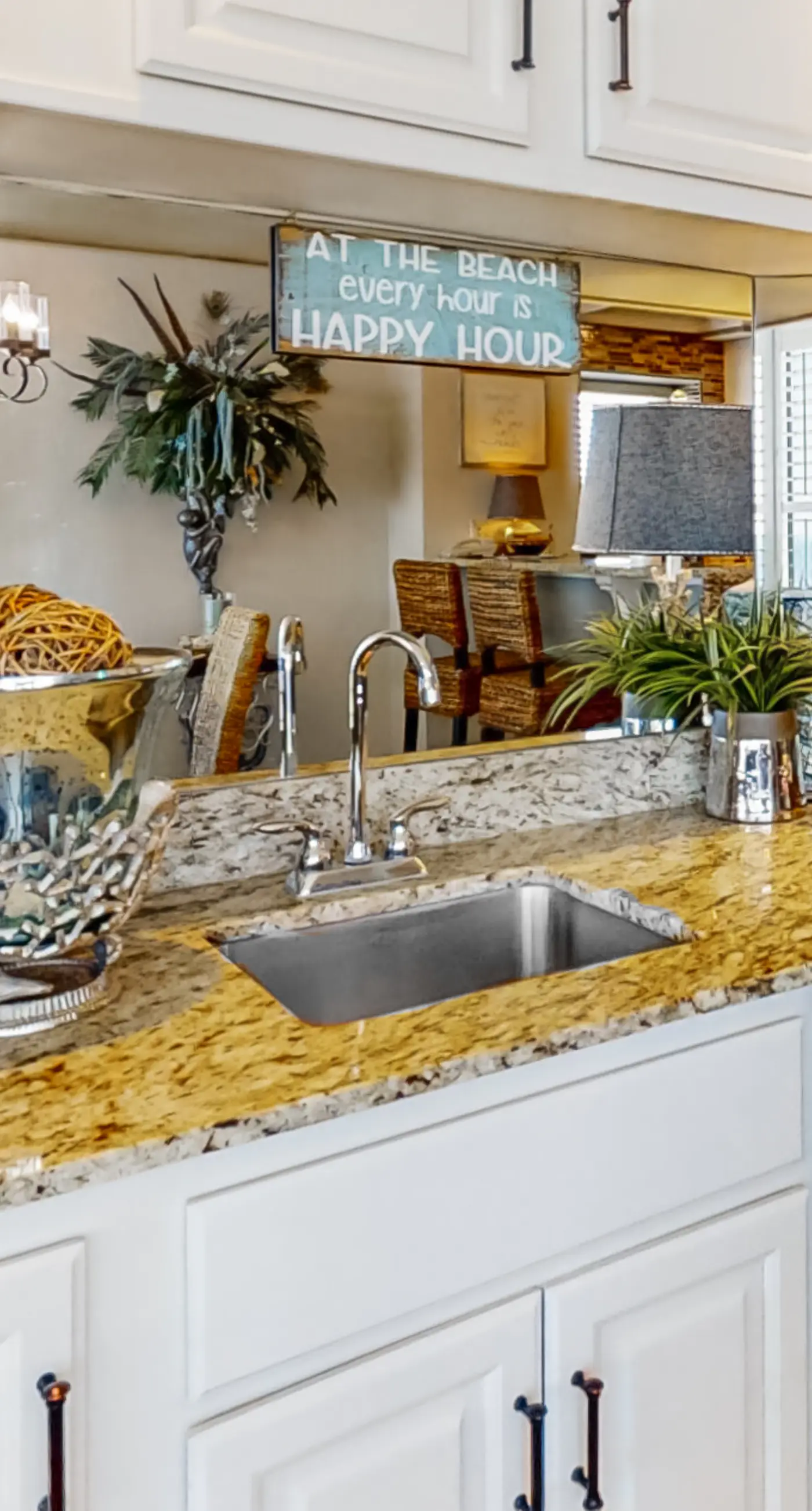 Beachfront condo with pool, hot tub, balcony, fitness room & amazing corner view