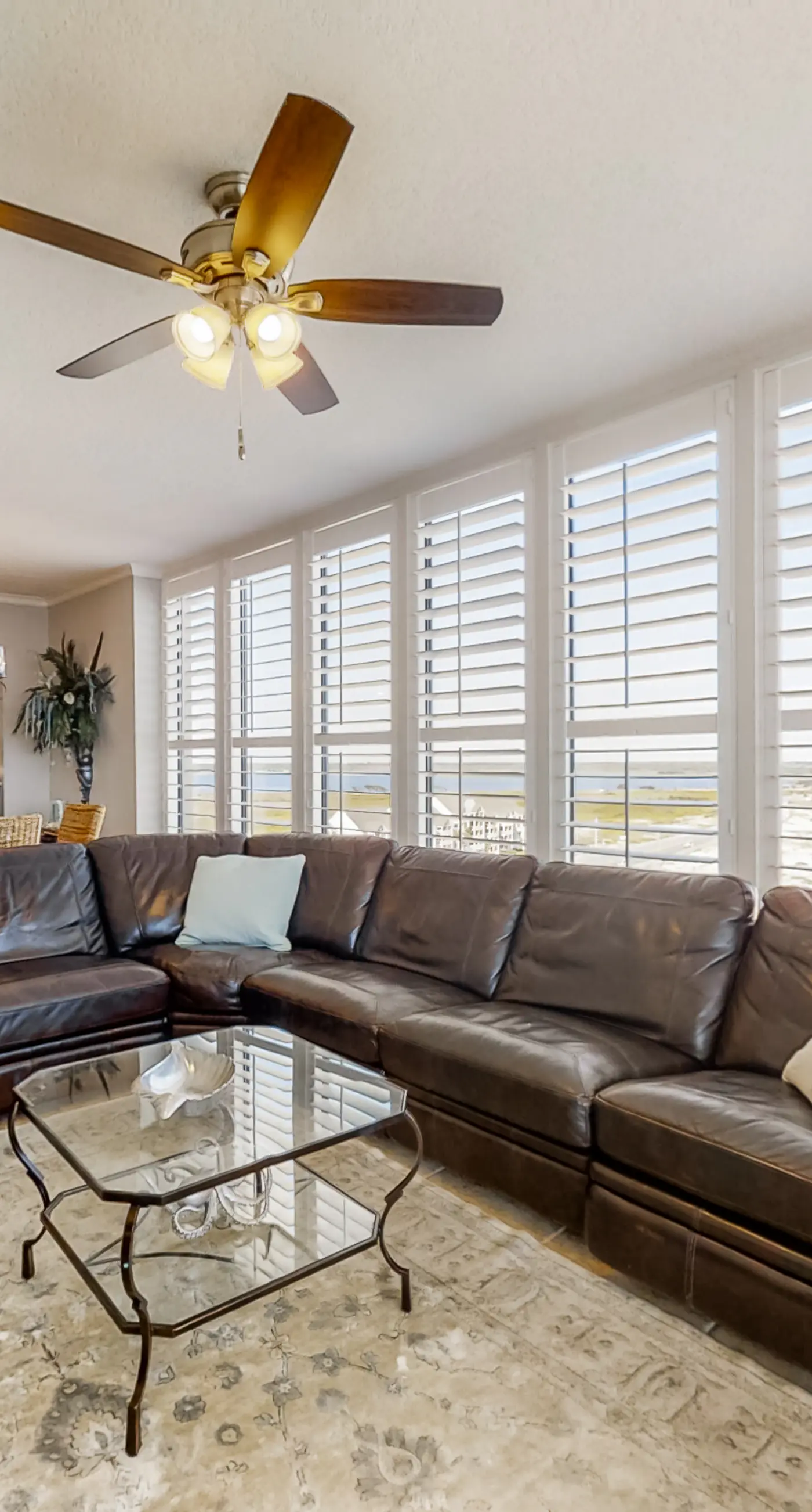 Beachfront condo with pool, hot tub, balcony, fitness room & amazing corner view