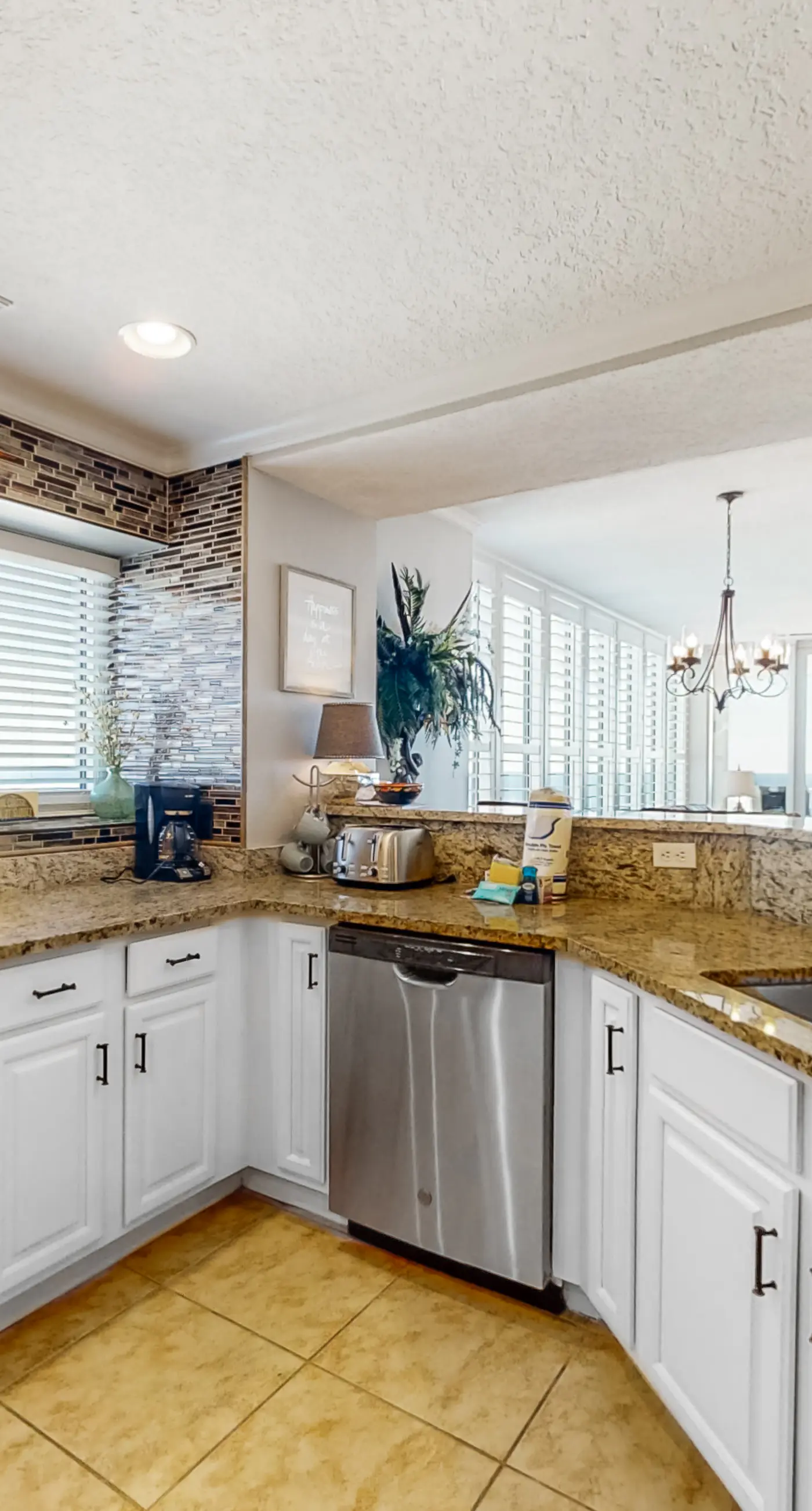 Beachfront condo with pool, hot tub, balcony, fitness room & amazing corner view