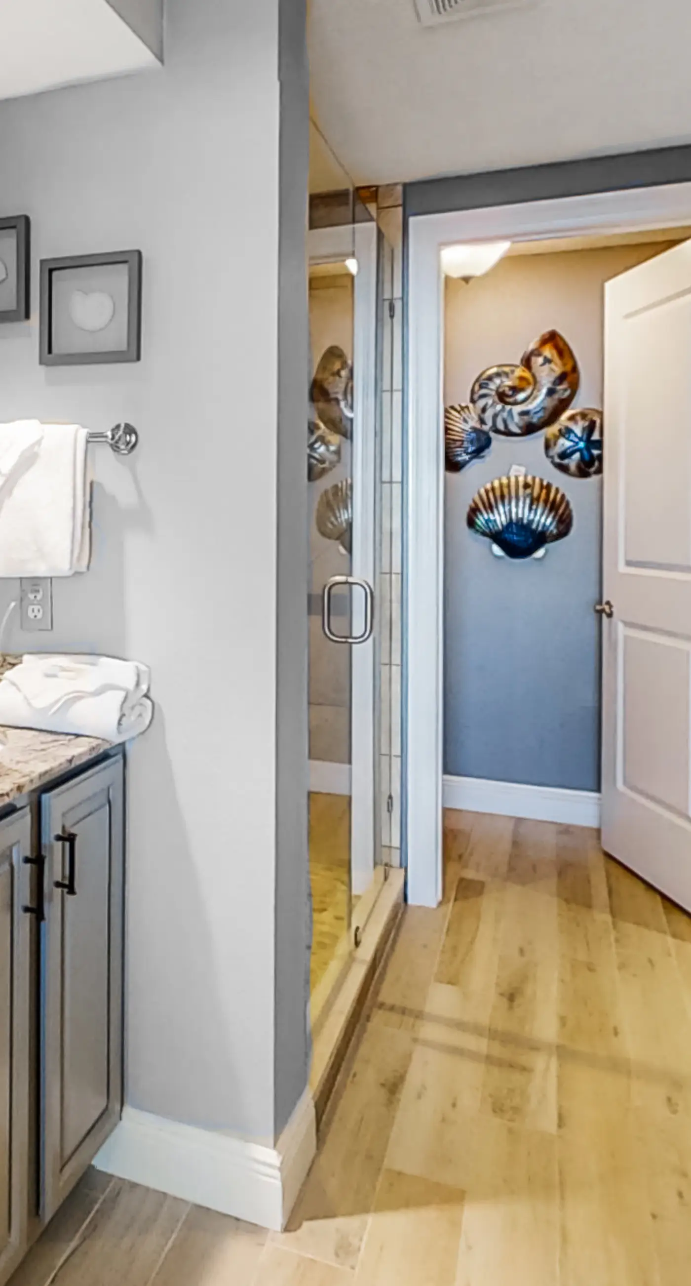 Beachfront condo with pool, hot tub, balcony, fitness room & amazing corner view