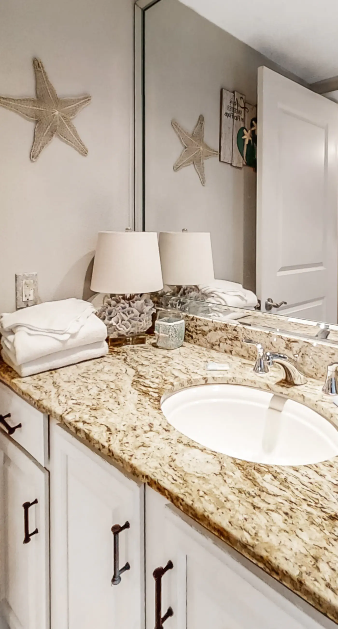 Beachfront condo with pool, hot tub, balcony, fitness room & amazing corner view