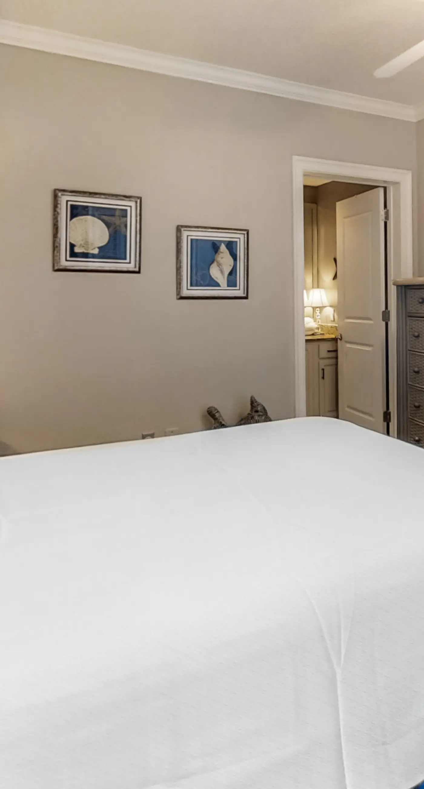 Beachfront condo with pool, hot tub, balcony, fitness room & amazing corner view