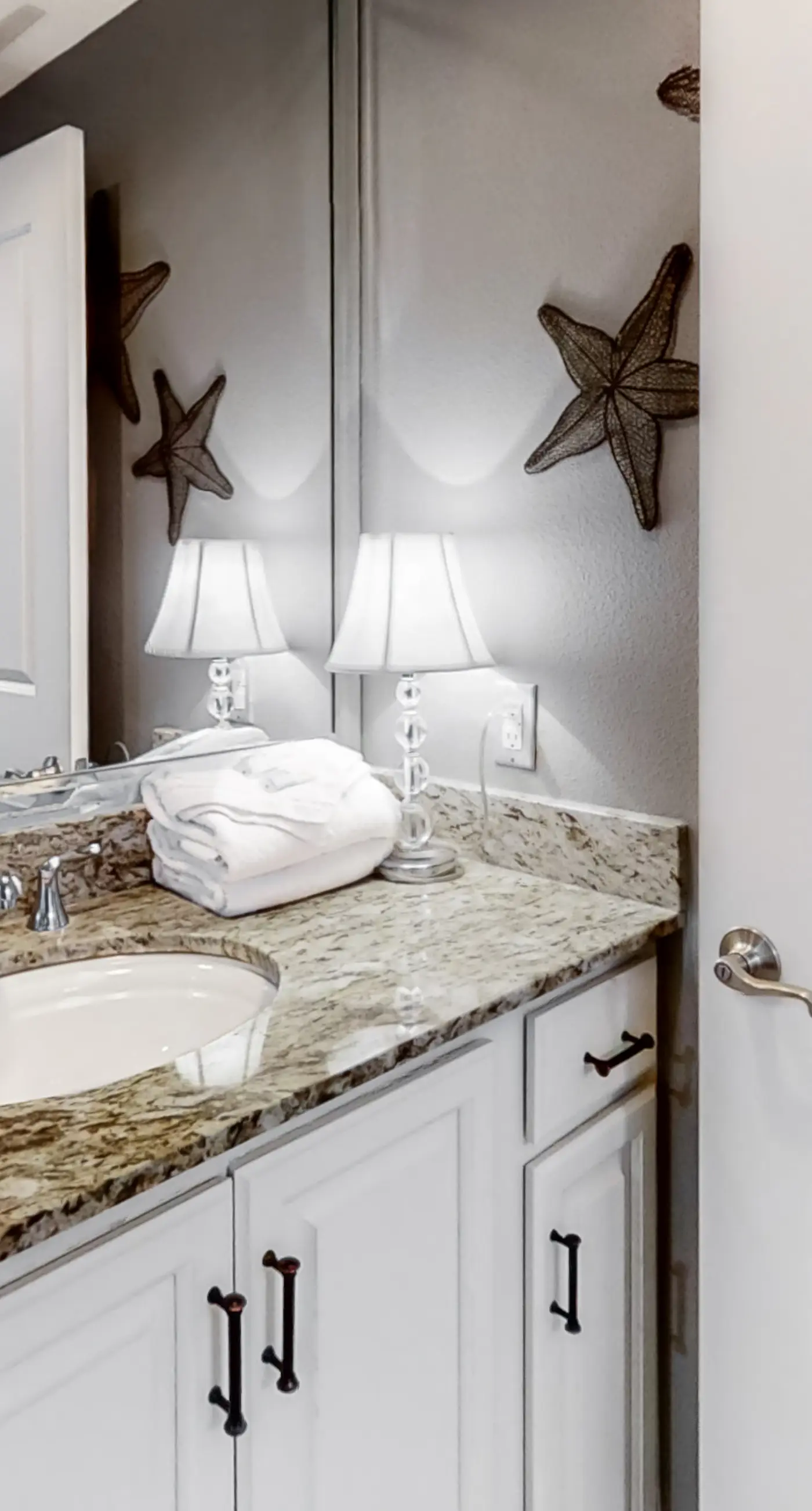 Beachfront condo with pool, hot tub, balcony, fitness room & amazing corner view