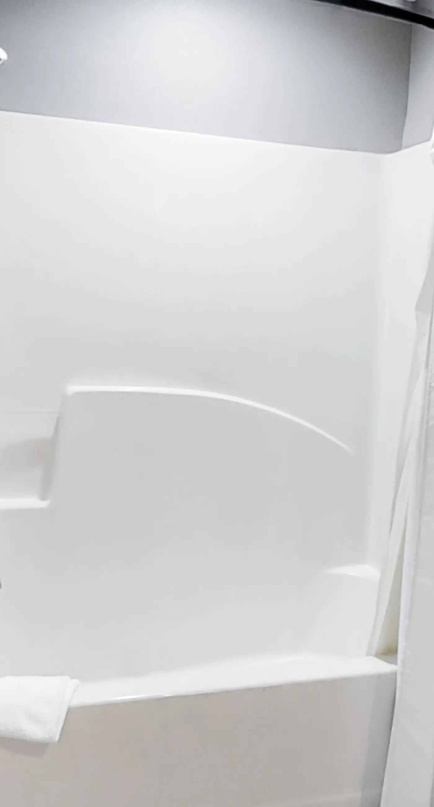 Beachfront condo with pool, hot tub, balcony, fitness room & amazing corner view