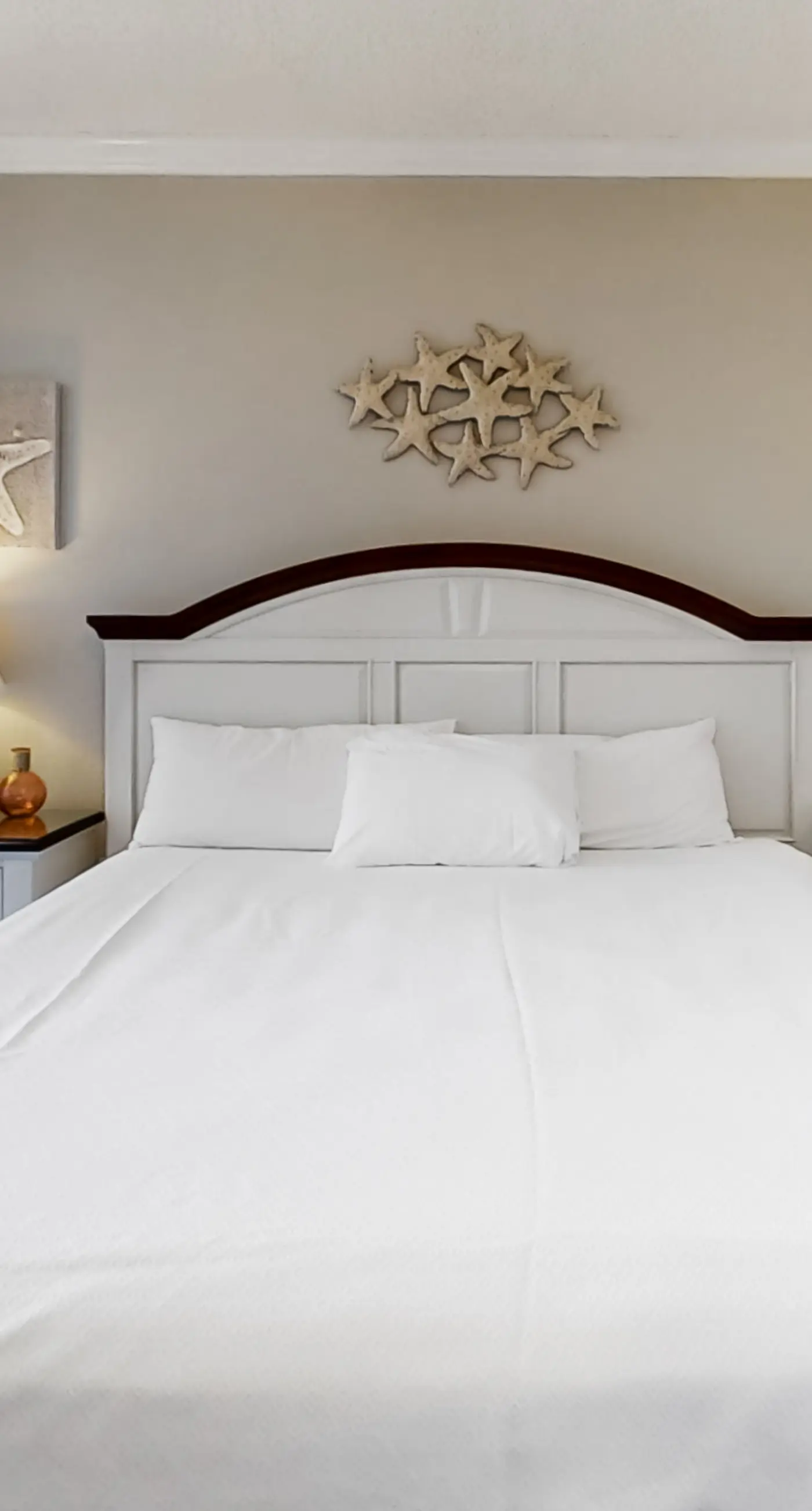 Beachfront condo with pool, hot tub, balcony, fitness room & amazing corner view