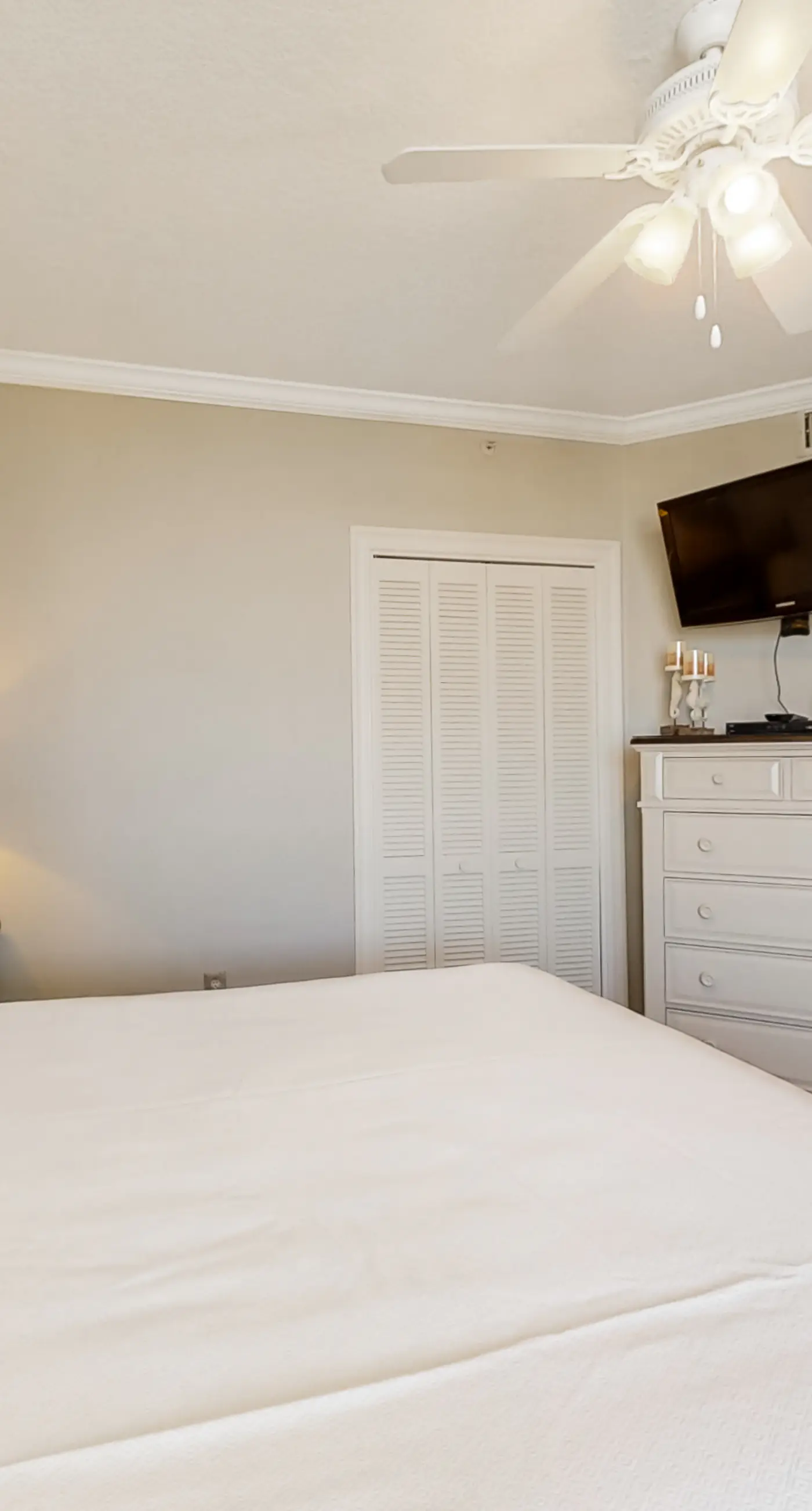 Beachfront condo with pool, hot tub, balcony, fitness room & amazing corner view