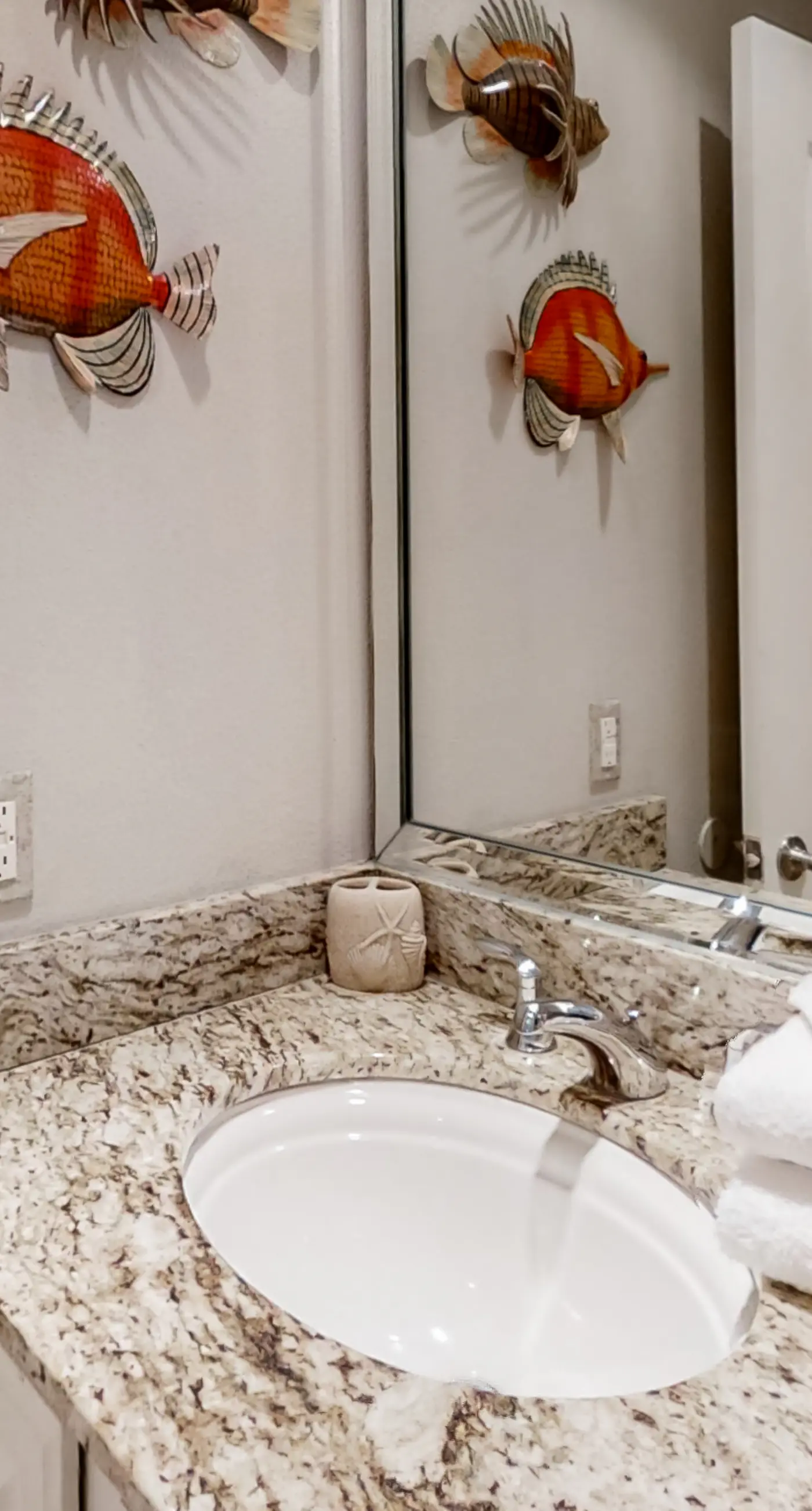 Beachfront condo with pool, hot tub, balcony, fitness room & amazing corner view