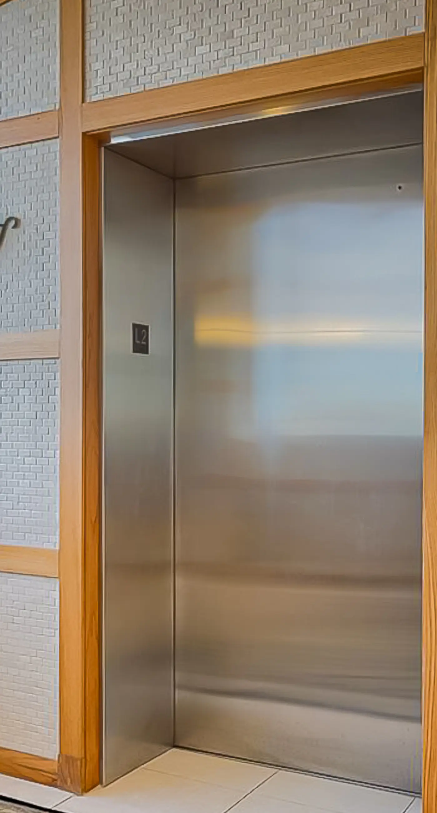 Beachfront condo with pool, hot tub, balcony, fitness room & amazing corner view