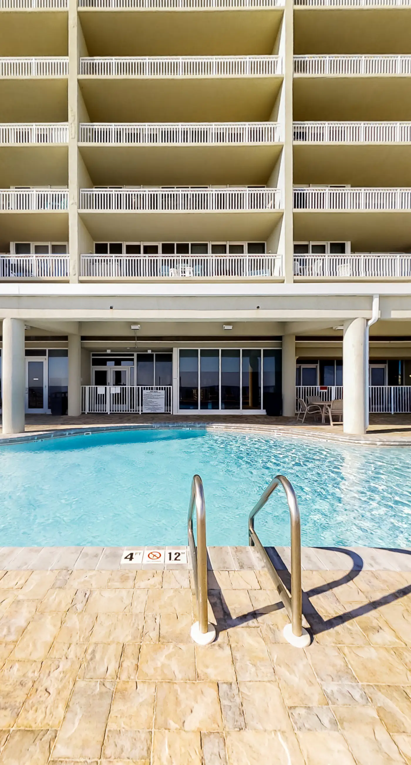Beachfront condo with pool, hot tub, balcony, fitness room & amazing corner view