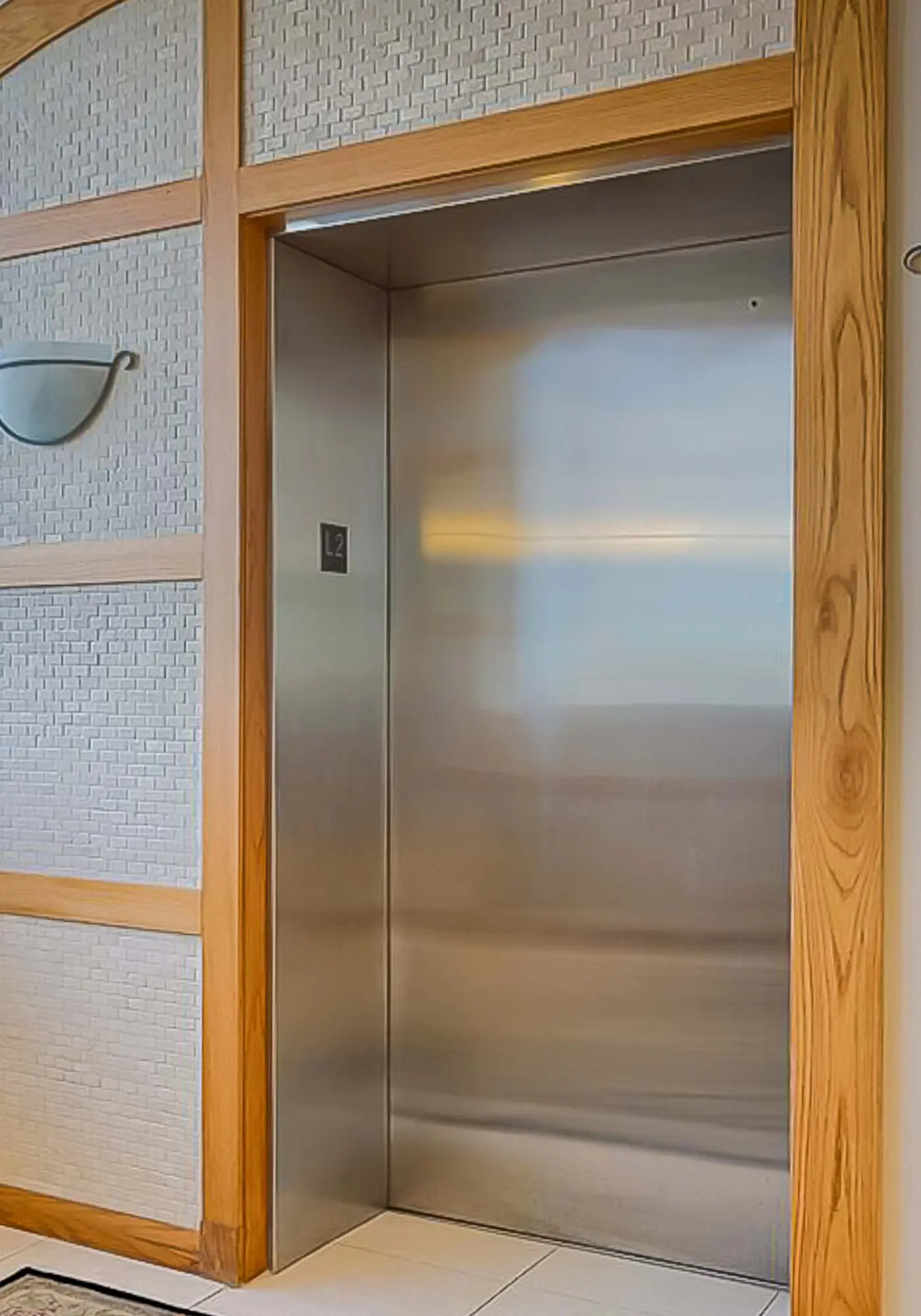 Beachfront condo with pool, hot tub, balcony, fitness room & amazing corner view