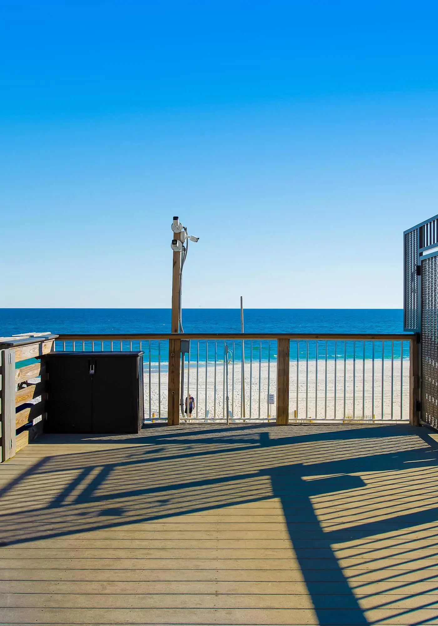 Beachfront condo with pool, hot tub, balcony, fitness room & amazing corner view