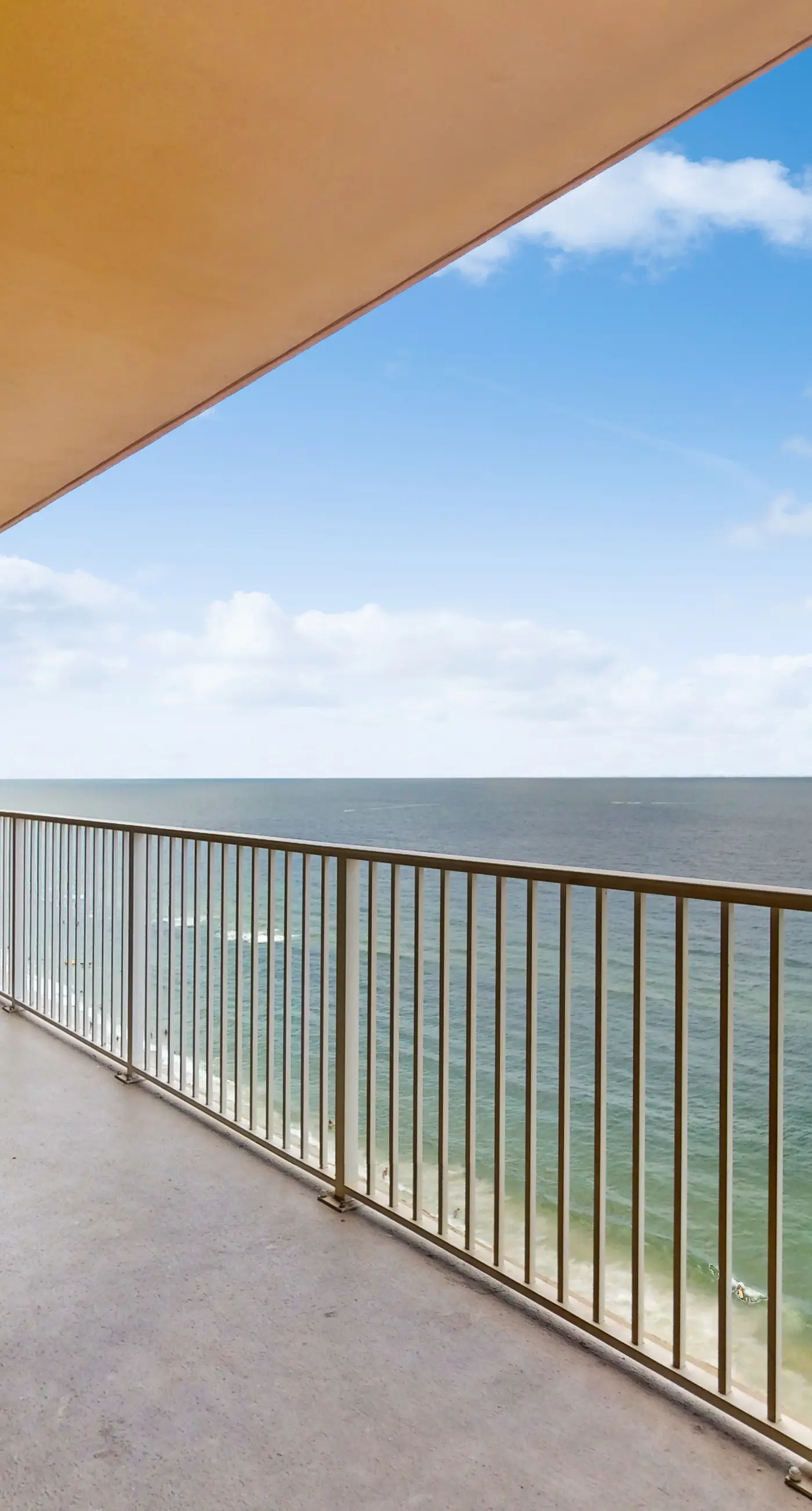 13th-floor oceanfront condo with balcony, AC, grill, pool, hot tub & gym