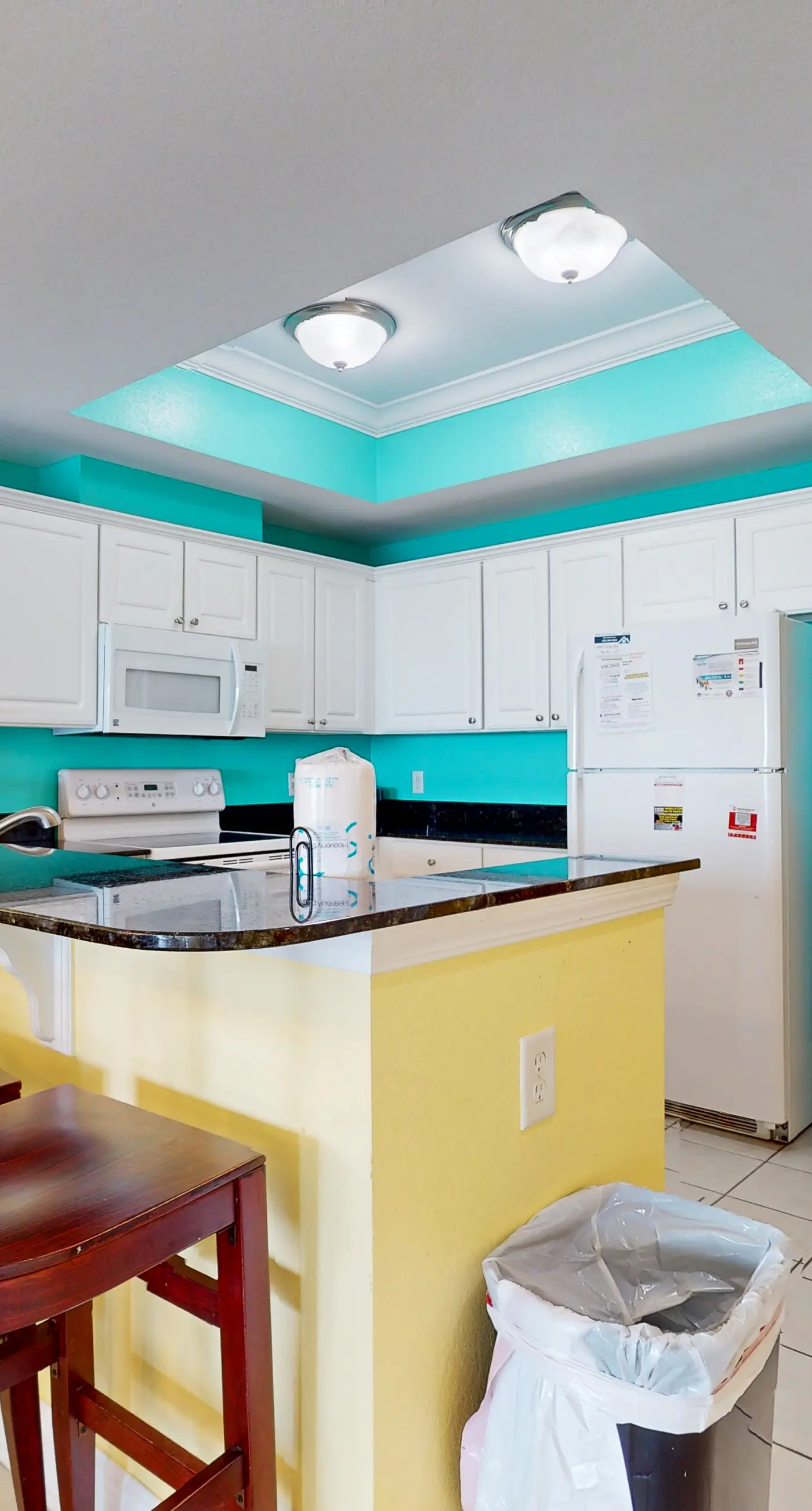 13th-floor oceanfront condo with balcony, AC, grill, pool, hot tub & gym