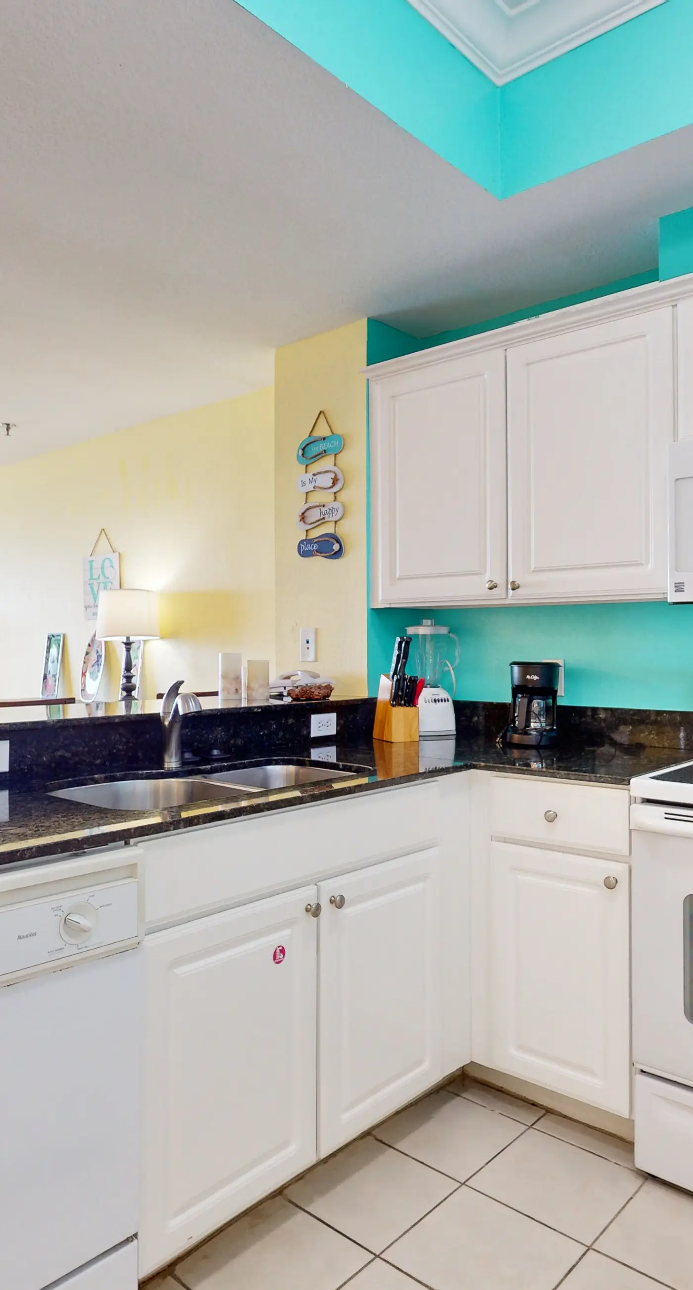 13th-floor oceanfront condo with balcony, AC, grill, pool, hot tub & gym