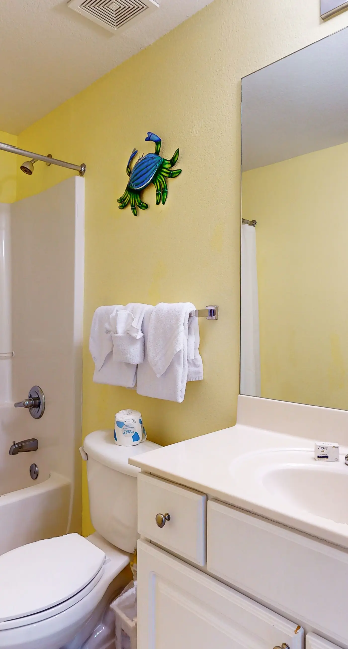 13th-floor oceanfront condo with balcony, AC, grill, pool, hot tub & gym