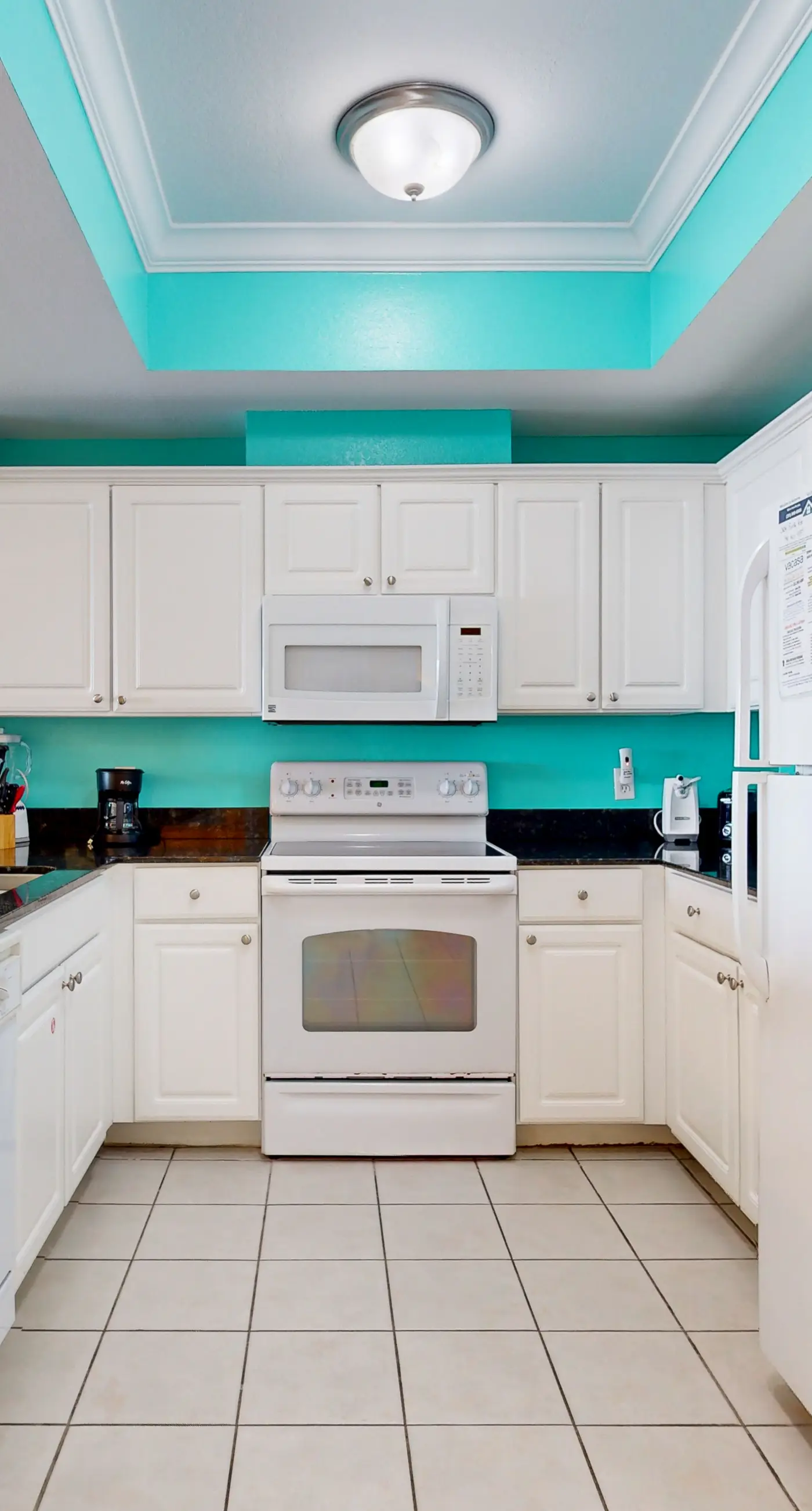 13th-floor oceanfront condo with balcony, AC, grill, pool, hot tub & gym