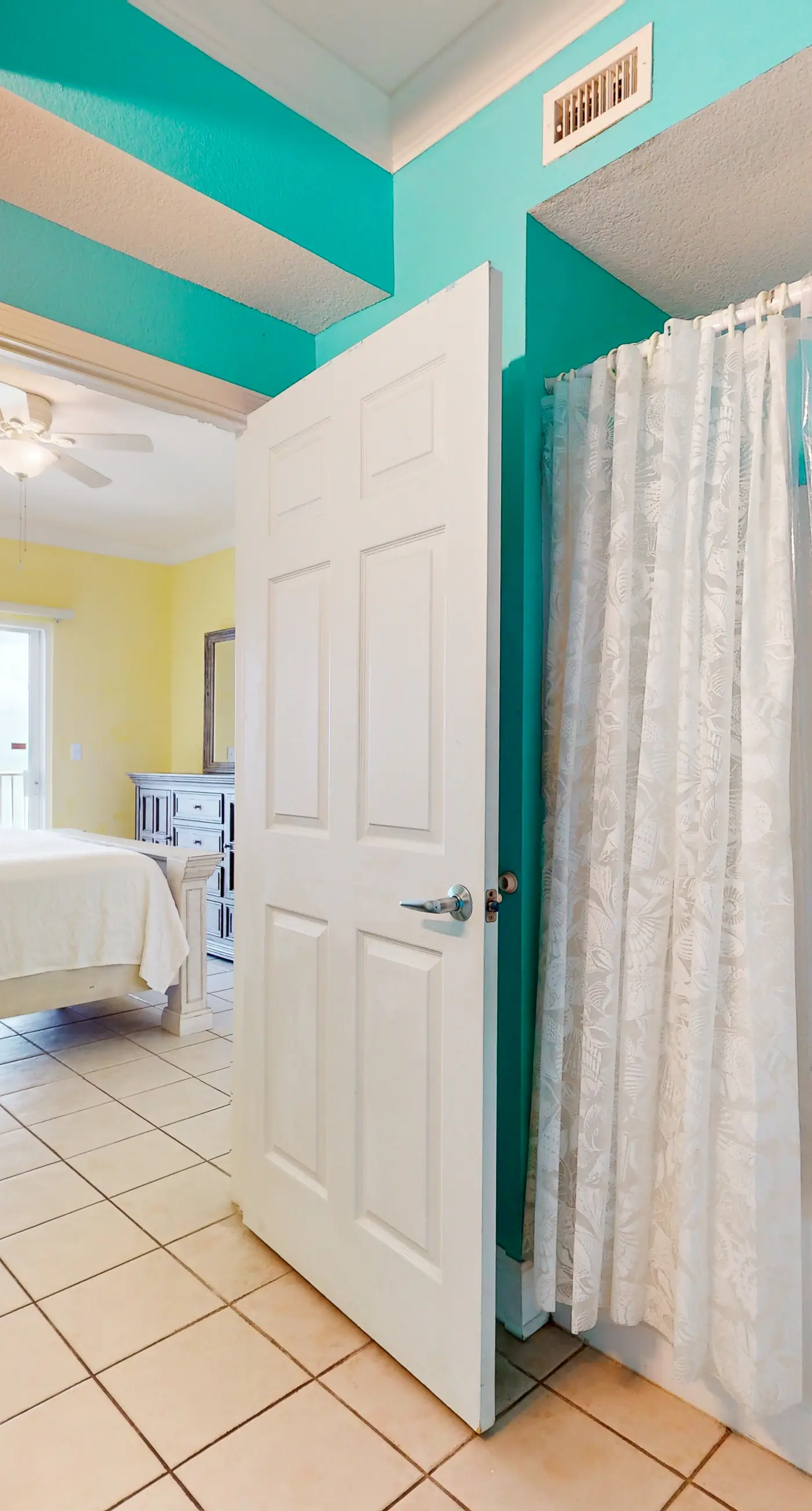 13th-floor oceanfront condo with balcony, AC, grill, pool, hot tub & gym