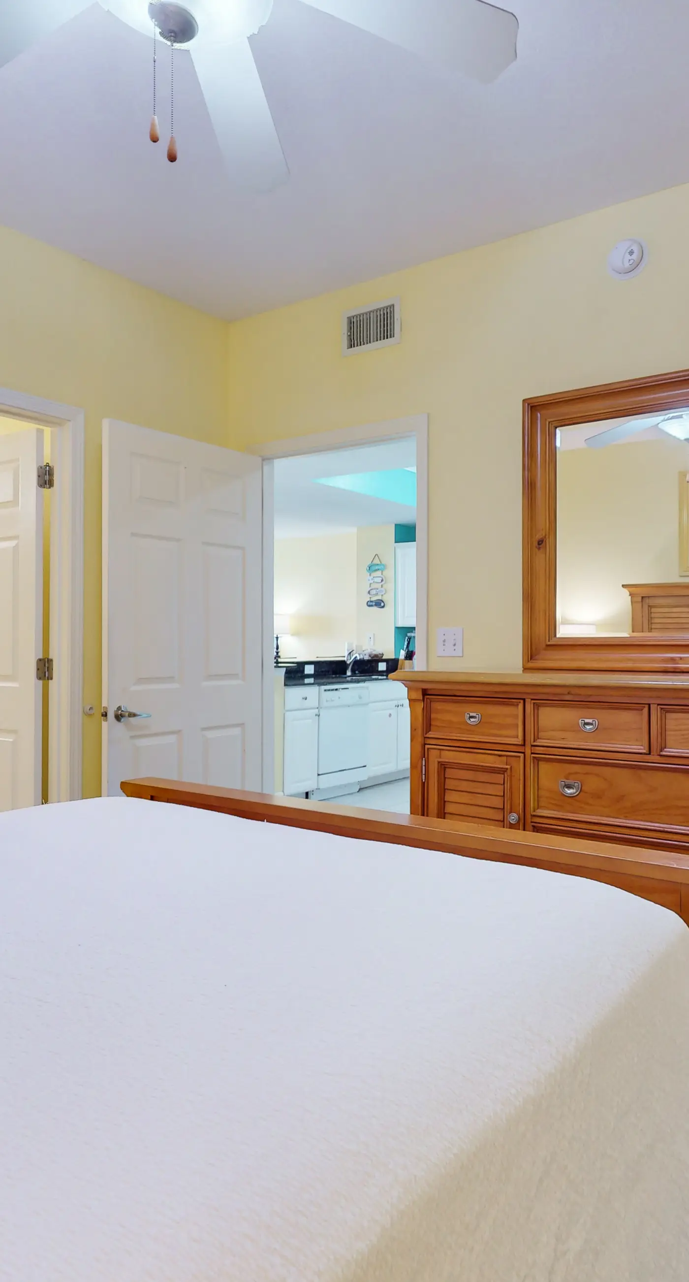 13th-floor oceanfront condo with balcony, AC, grill, pool, hot tub & gym